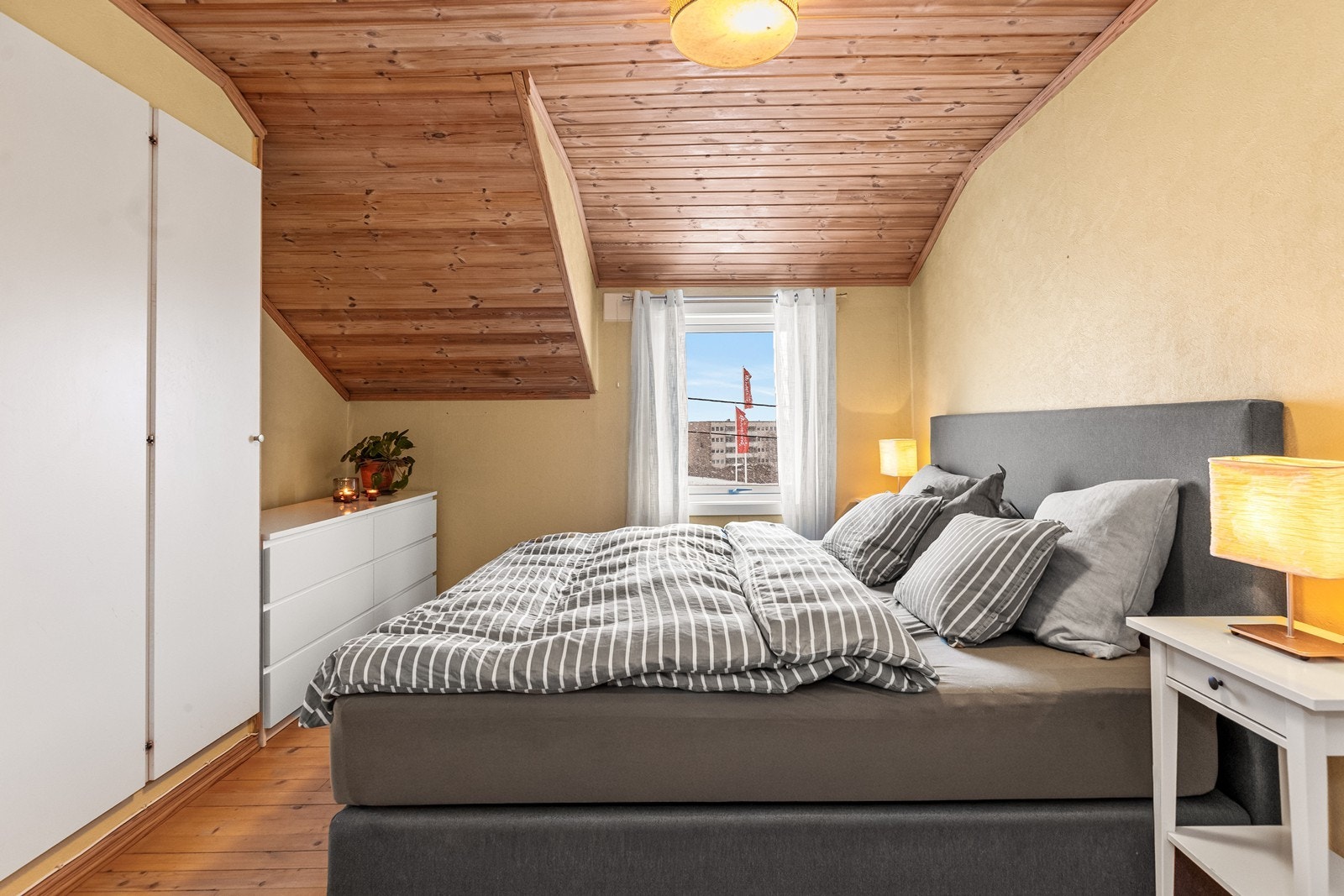 I 2. etasje etasje ligger hovedsoverommet, med god plass til dobbeltseng og oppbevaring. Galleribilde