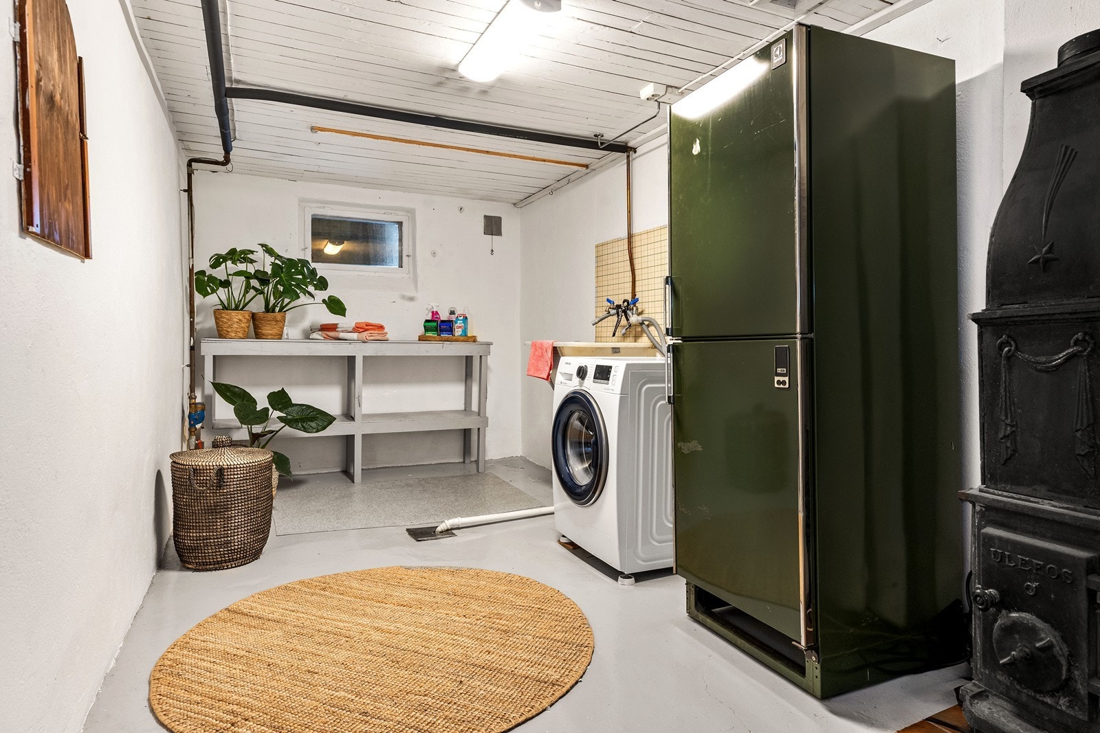 Praktisk vaskerom i underetasjen med opplegg for vaskemaskin og god lagringsplass. Galleribilde