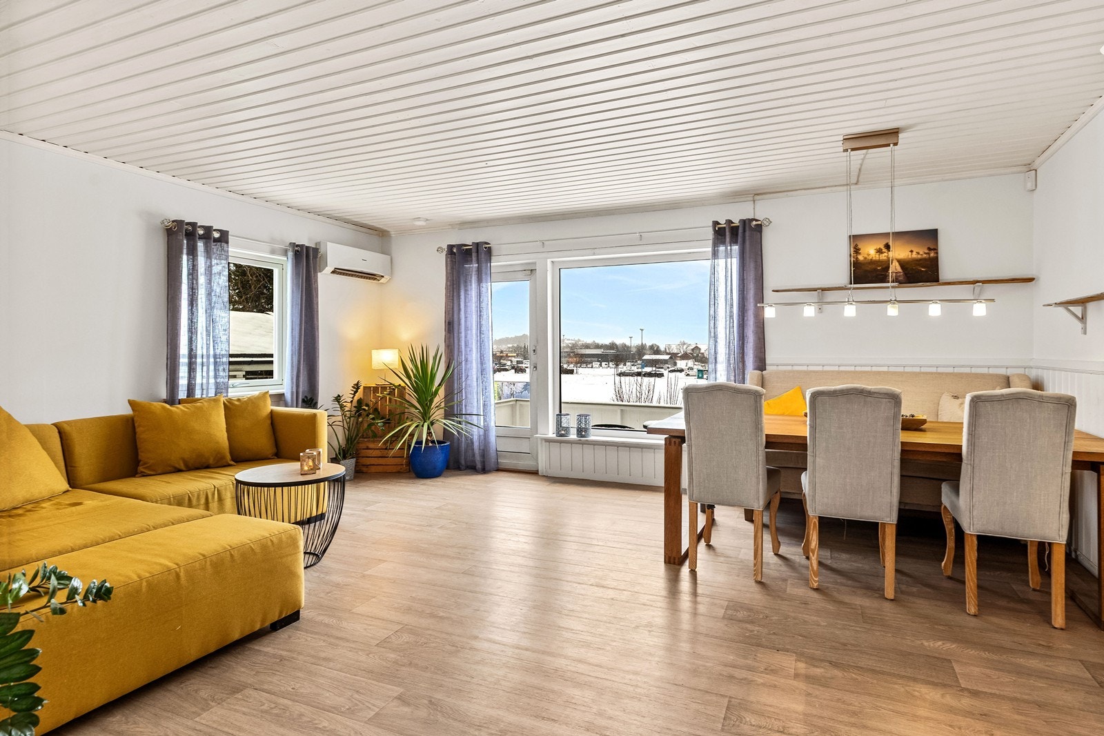 Stuen er et lyst og åpent rom med plass til både sofagruppe og spisebord. Galleribilde