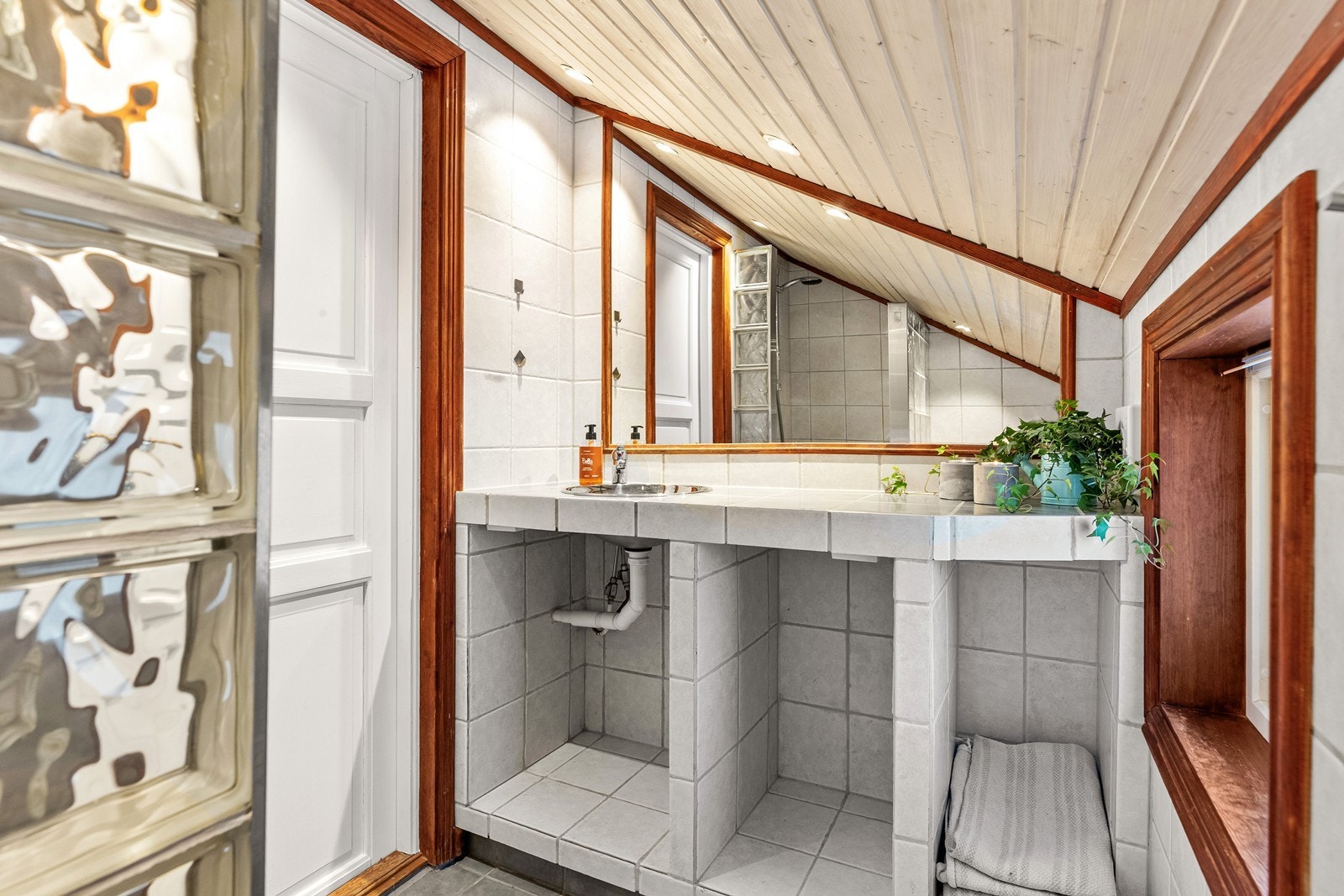 Badet i 2. etasje er flislagt og har en plassbygd servantløsning. Galleribilde