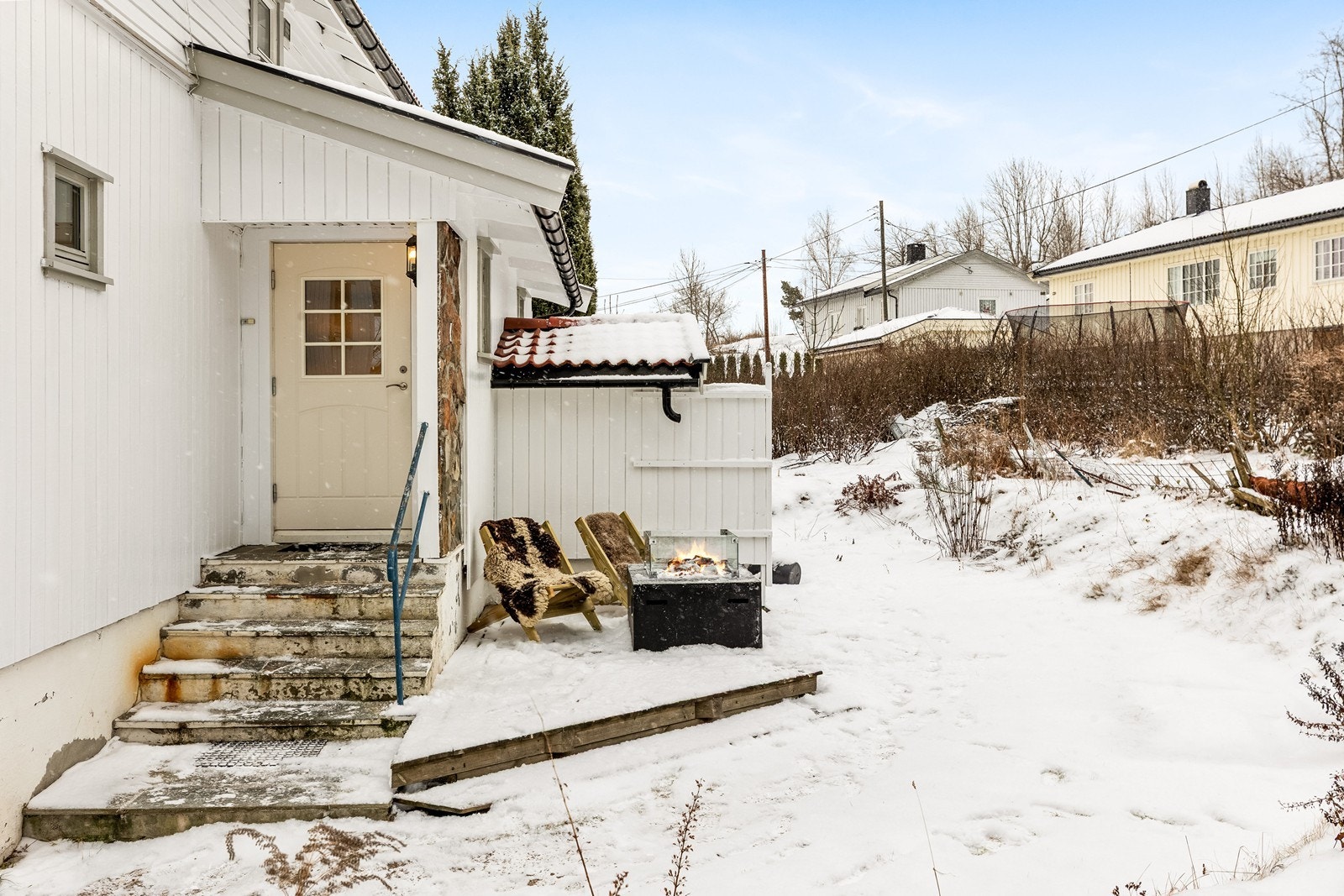 Eiendommen har en romslig tomt med carport og flere hyggelige uteplasser. Galleribilde