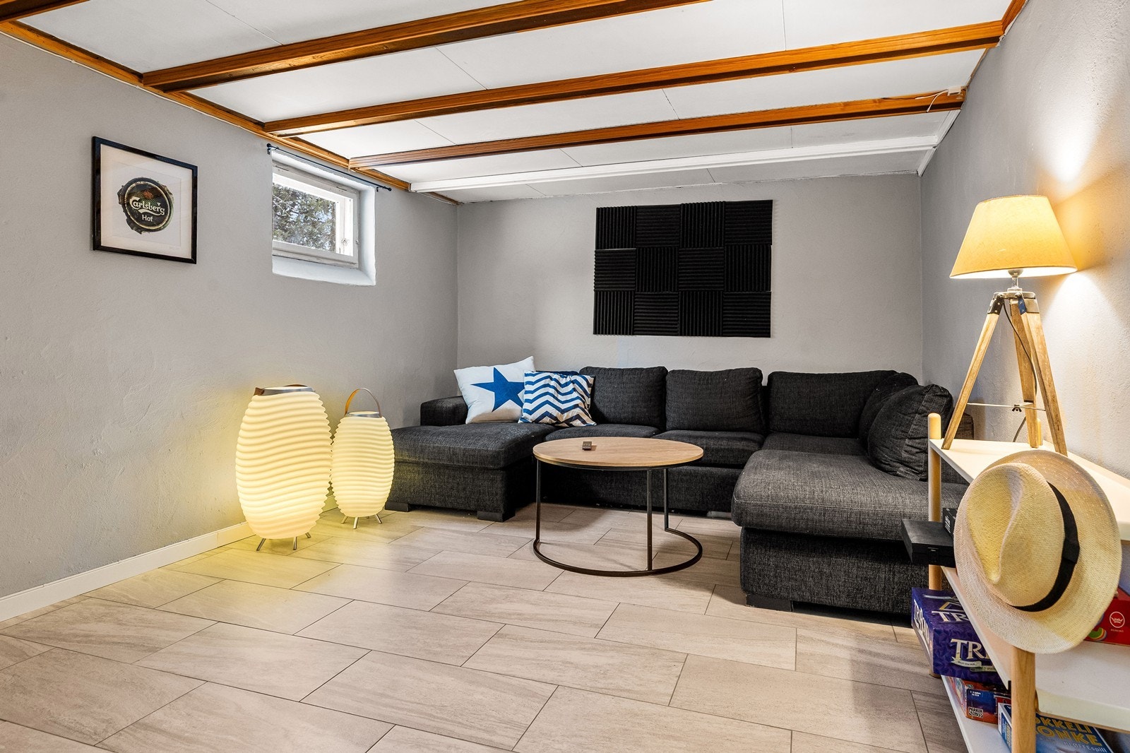 I underetasjen finner du en romslig kjellerstue, ideell som TV-stue eller lekerom. Ikke omsøkt fra bod Galleribilde