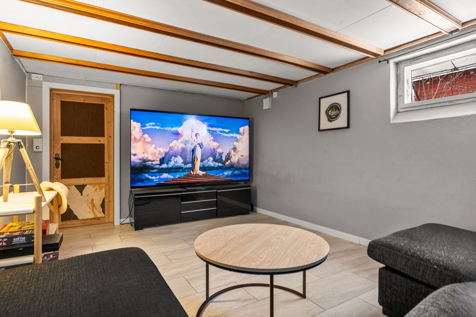 Rommet har fliser på gulvet og synlige takbjelker. Galleribilde