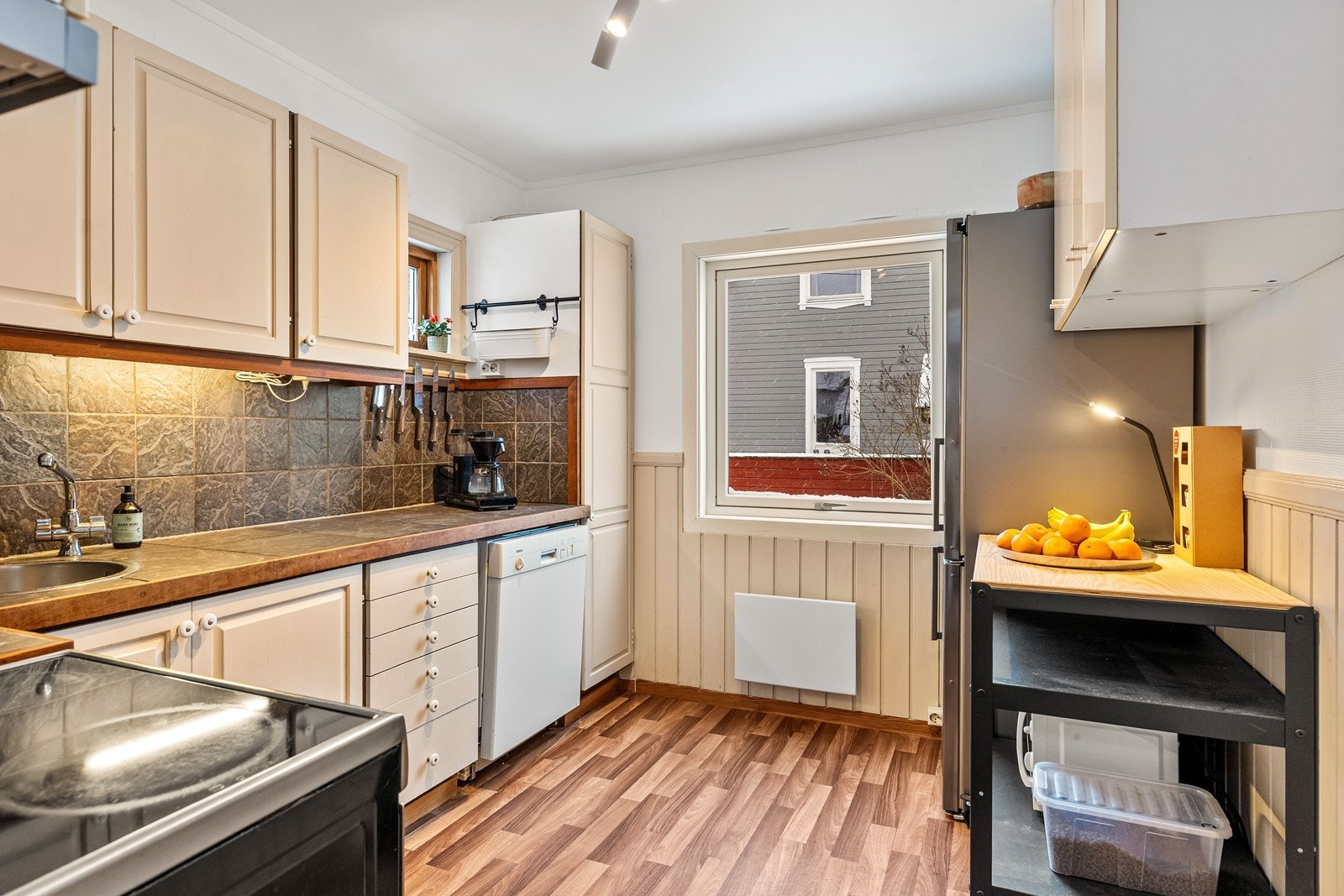 Kjøkkenet har en praktisk utforming og har godt med skap- og benkeplass. Det er videre plass for frittstående hvitevarer. Galleribilde