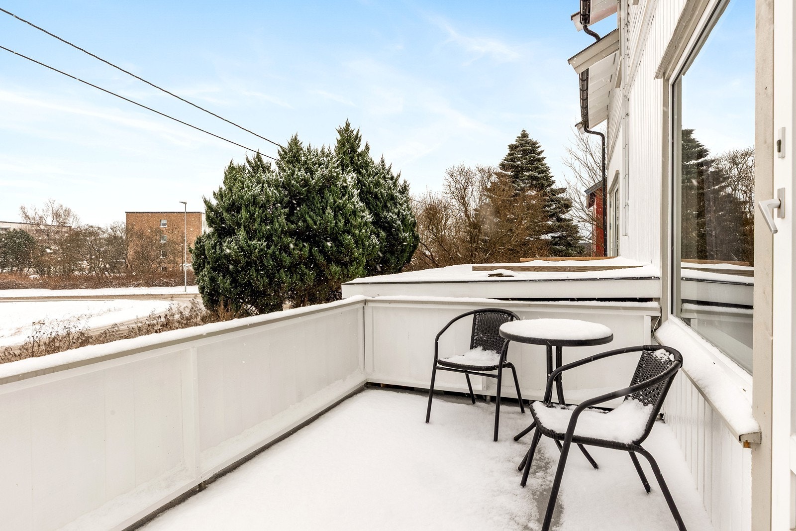 Fra stuen er det utgang til en balkong med plass til en liten sittegruppe. Galleribilde