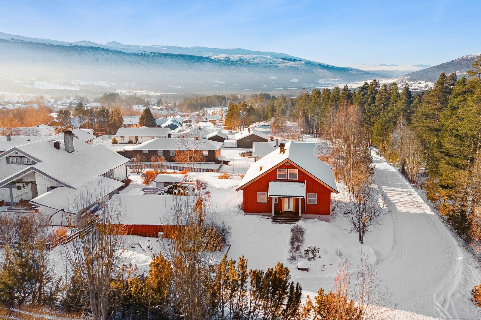 Innholdsrik enebolig beliggende i et veletablert og ettertraktet boligområde på Dombås. Galleribilde
