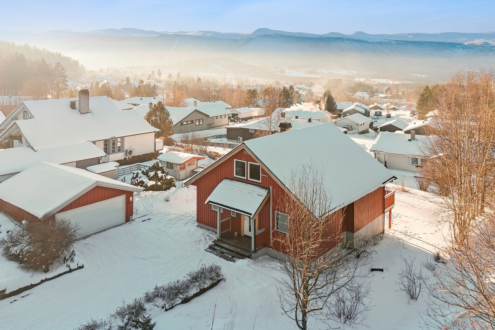 Solrik og lun platting beliggende mellom garasjen og lekestuen. Galleribilde