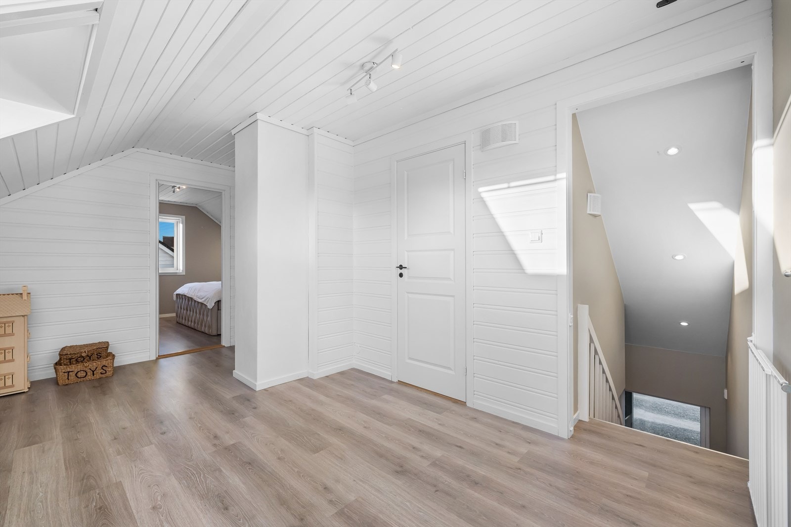 Videre opp til loftsetasjen kommer du til en romslig gang og loftstue med adkomst til etasjens to soverom, wc og bod. Galleribilde