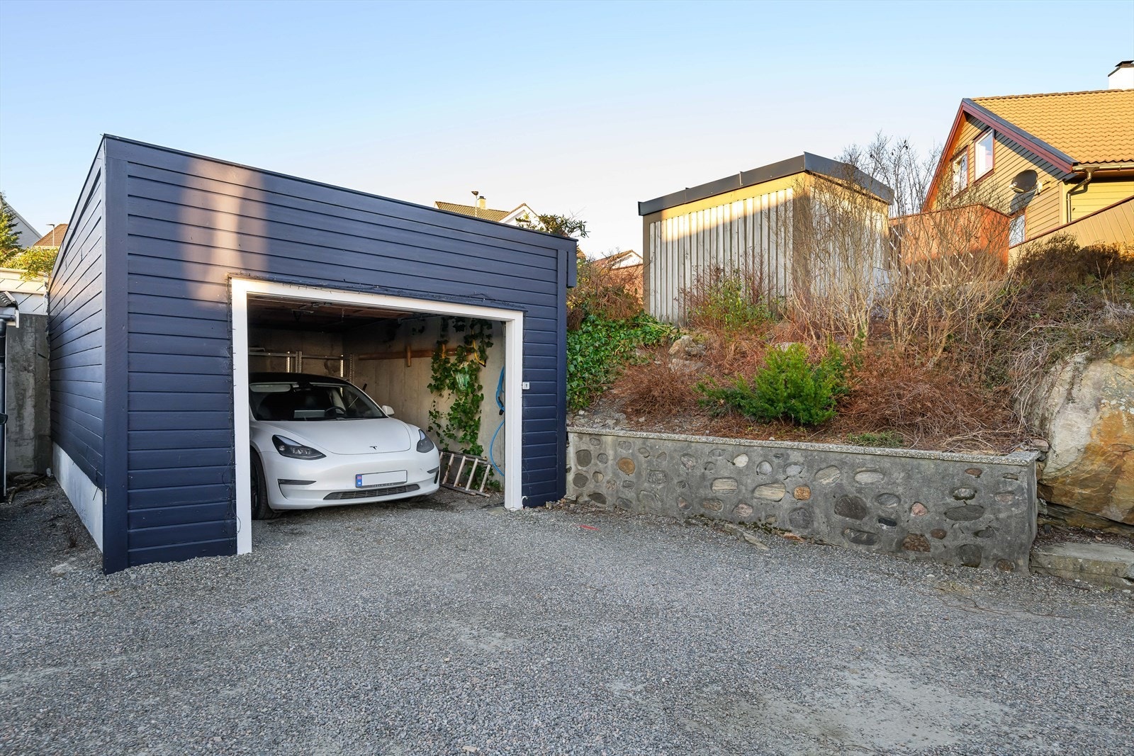 Det er god parkeringsdekning på egen tomt, samt parkering i garasje på ca. 22 m² Galleribilde