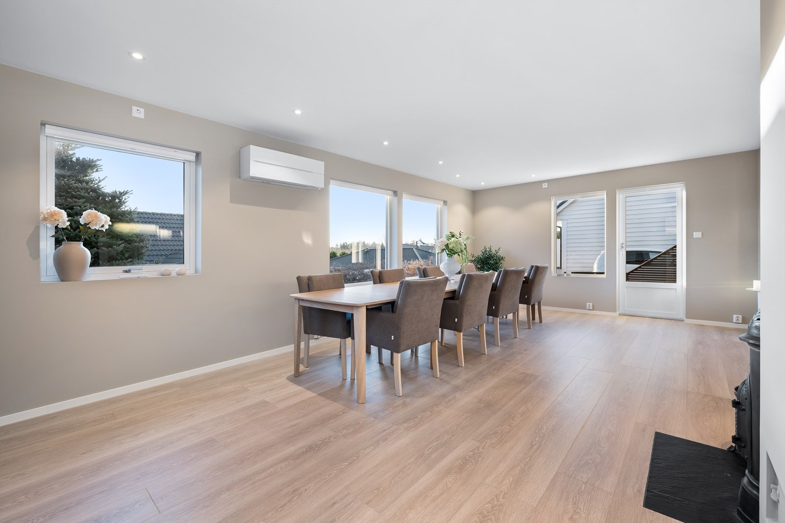 Store vindusflater slipper inn rikelig med dagslys og gir en luftig romfølelse Galleribilde