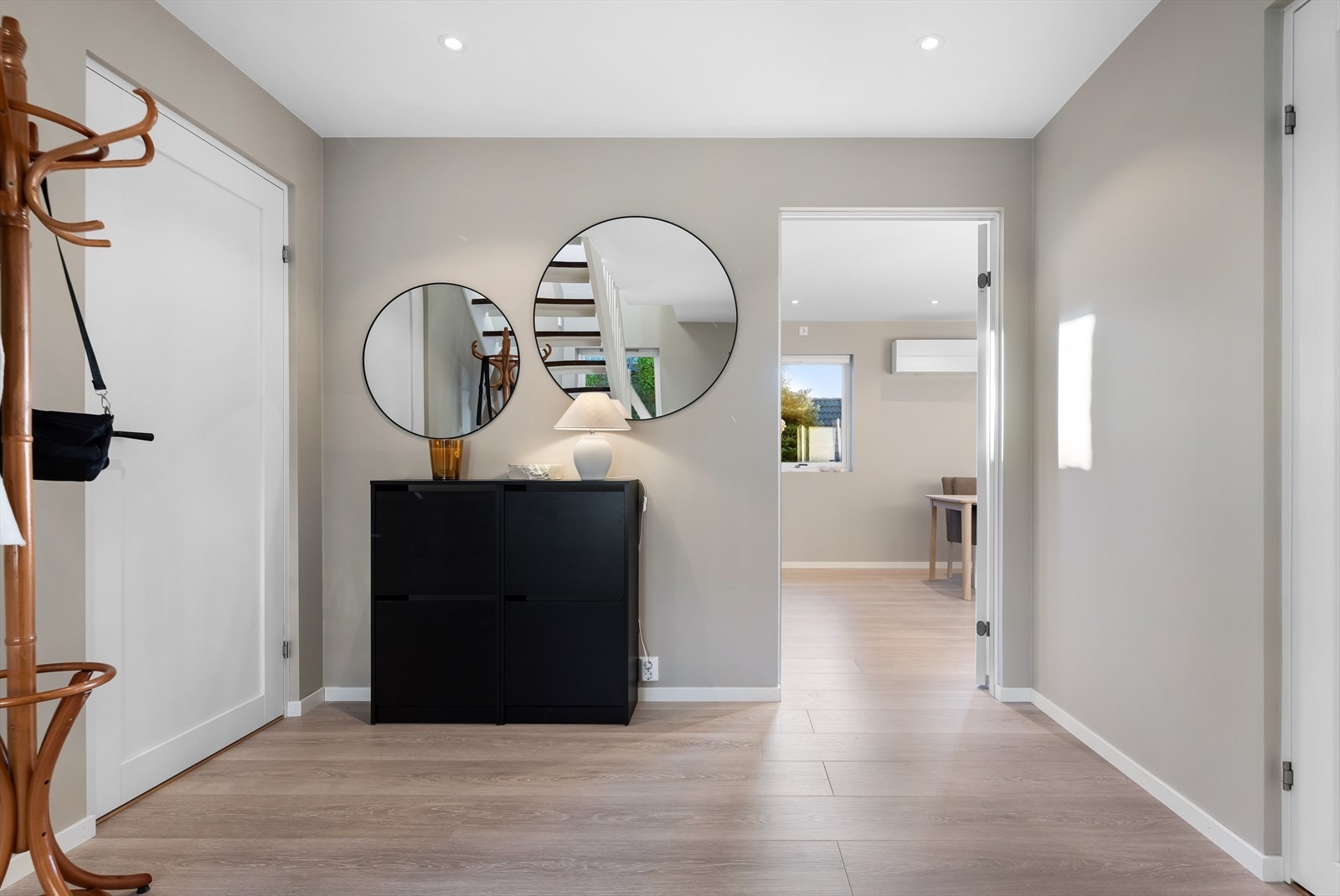 Legg merke til at det pene, gjennomgående 1 stavs laminatgulvet er lagt i alle rom ( med unntak av våtrom) Galleribilde