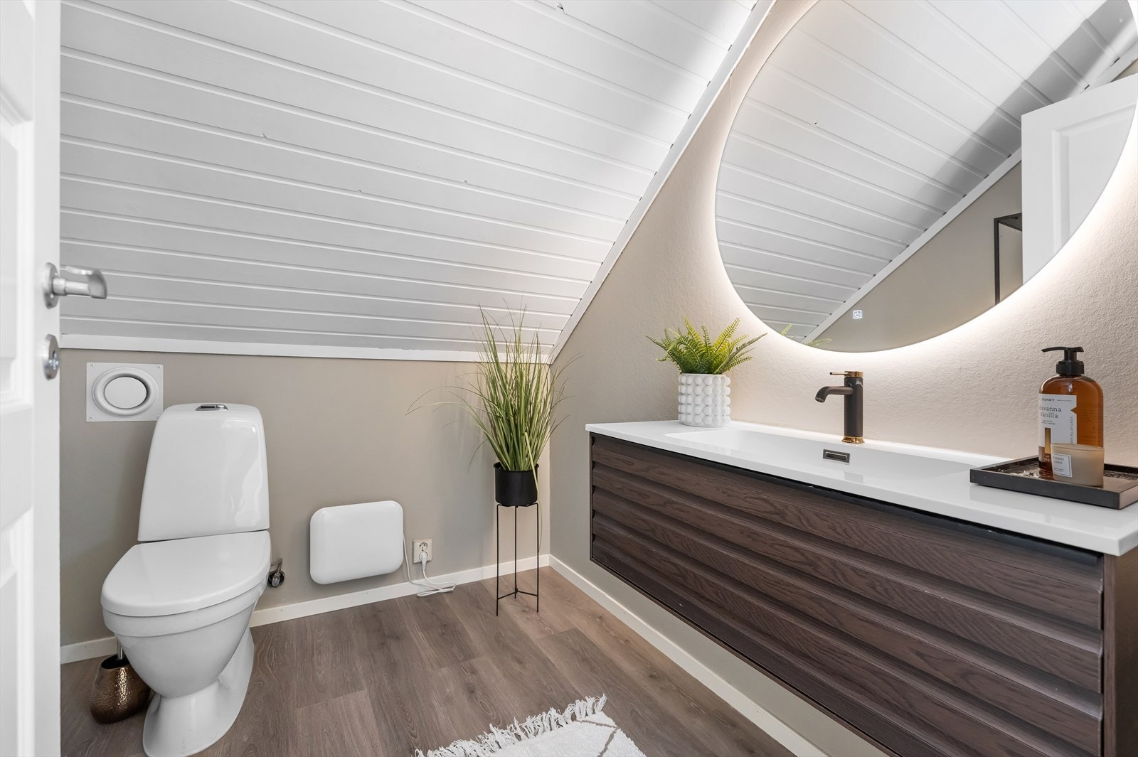 Toalettrommet er utstyrt med heldekkende servant med skuffer. Galleribilde