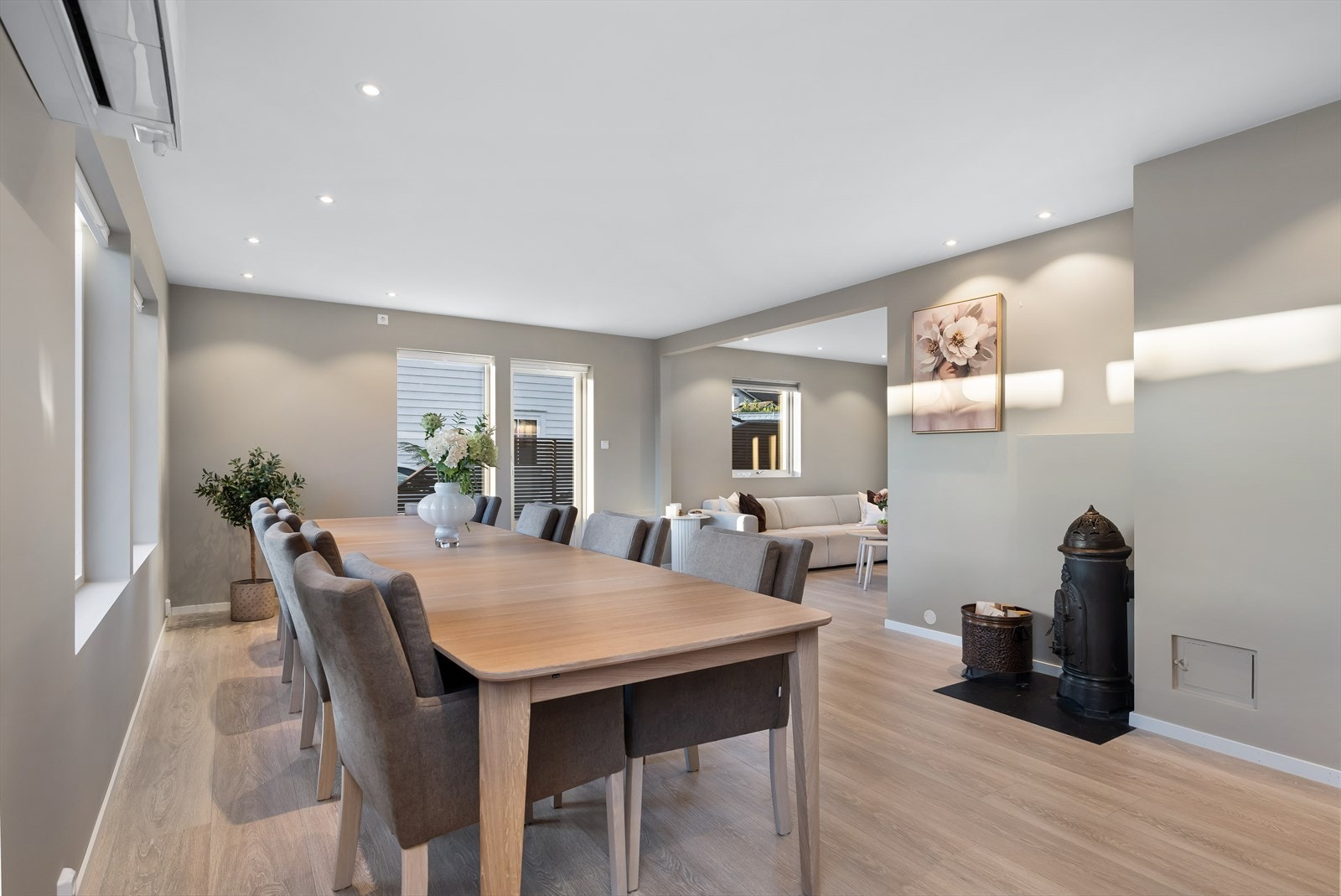 Hele 1. etasje er i 2024 gipset, sparklet og malt, og fremstår med gjennomgående 1 stavs laminatgulv, lyse beige veggfarger og downlights i himlingen Galleribilde