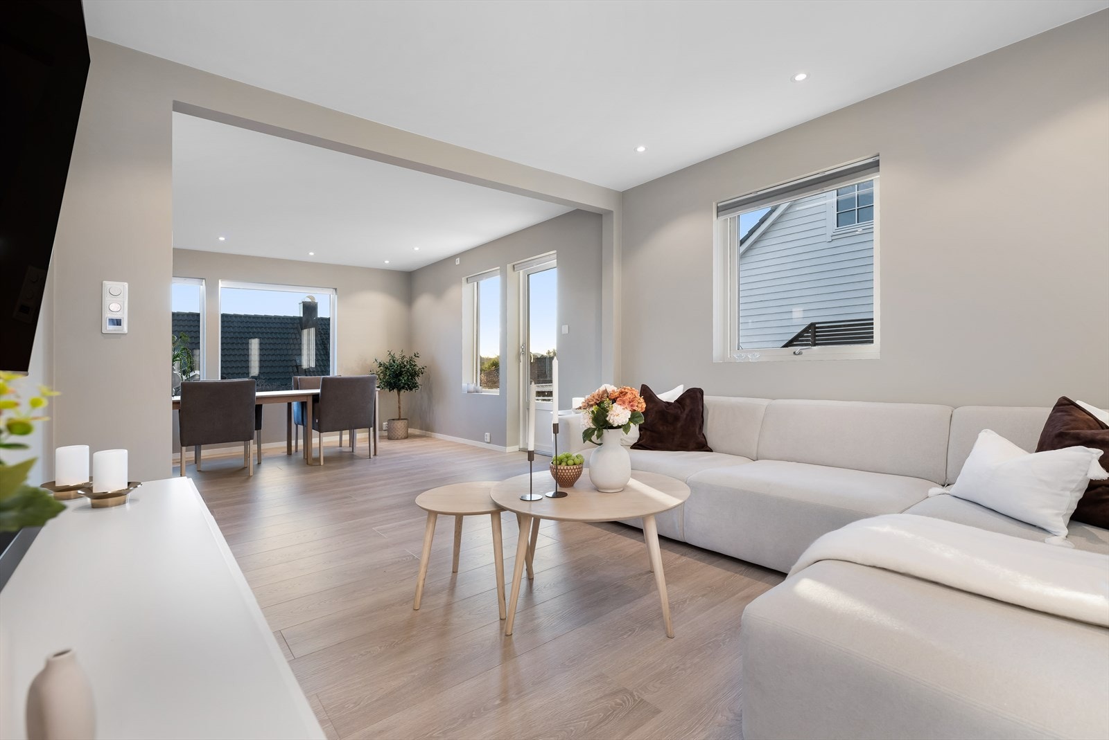 Stuen er romslig, lys og svært innbydende, med god plass til både sofagruppe og spisebord Galleribilde