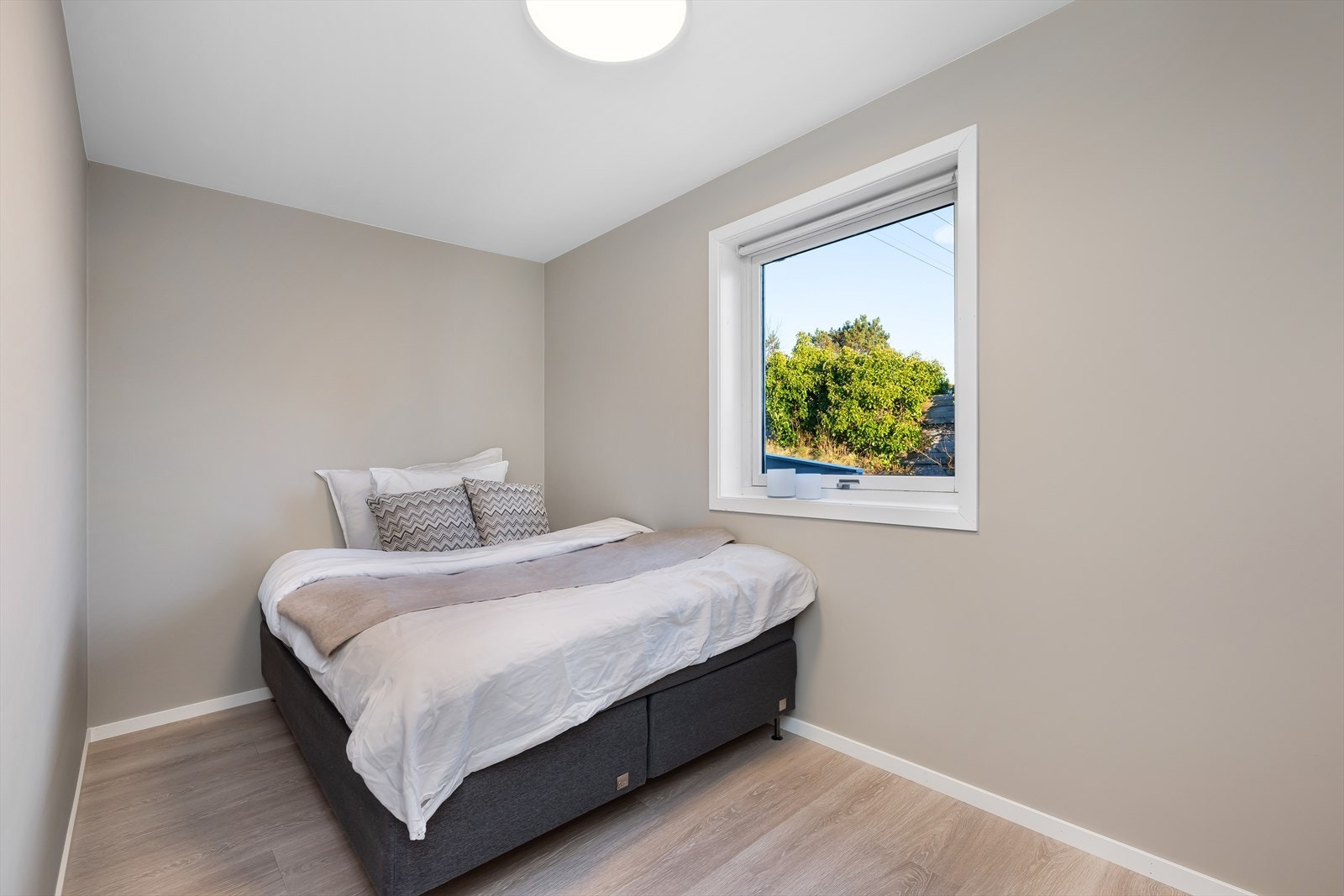 Ved entréen ligger også et soverom på ca. 8,4 m² Galleribilde