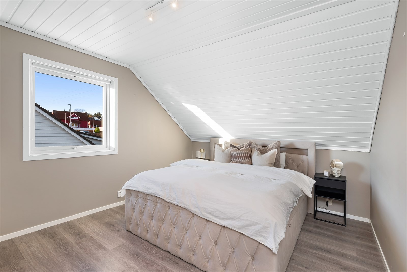 Soverom nr 2 er romslig og har god plass til dobbeltseng, nattbord og garderobeløsning. Galleribilde