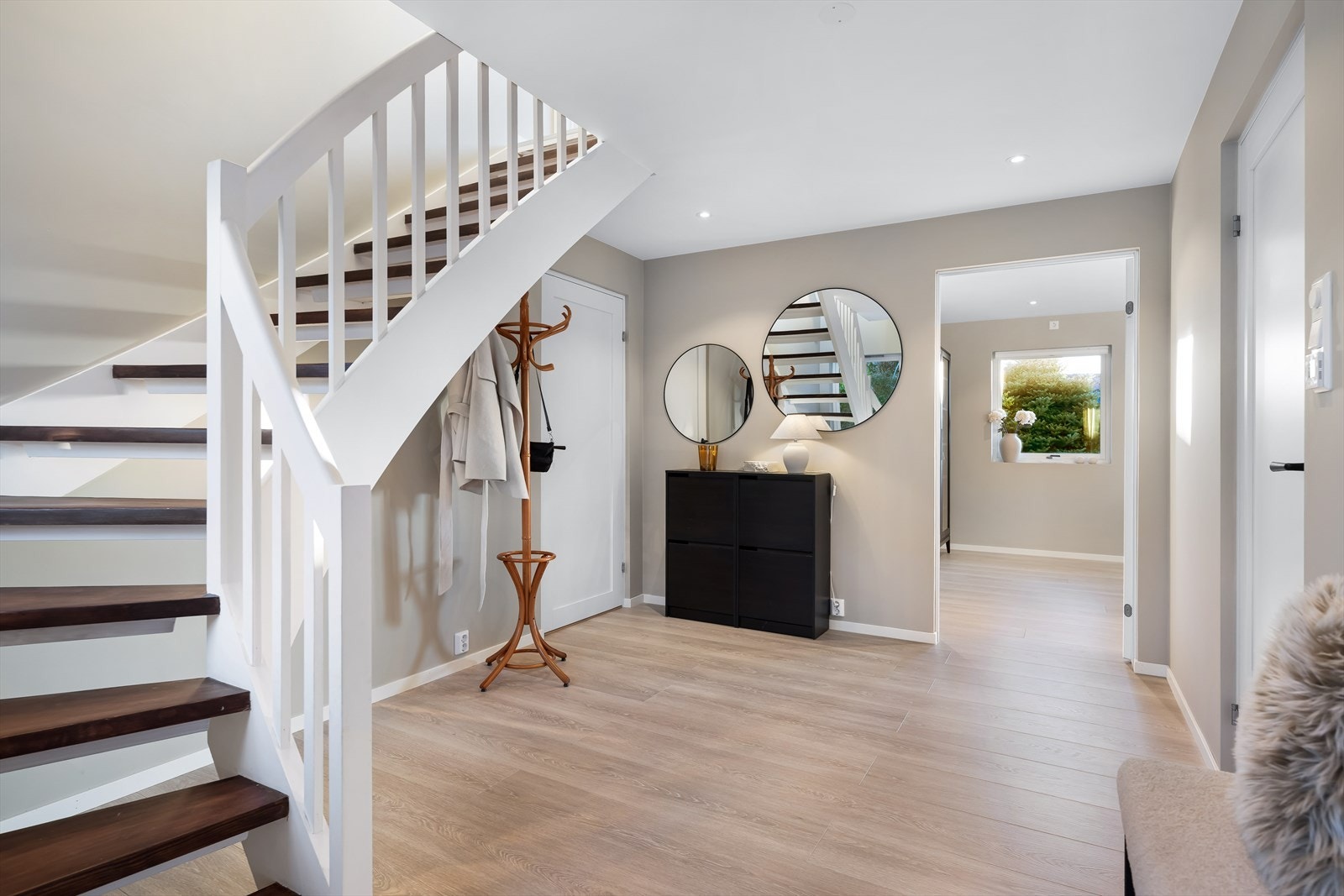 Lys og romslig entré med god plass til oppheng av yttertøy og sko Galleribilde
