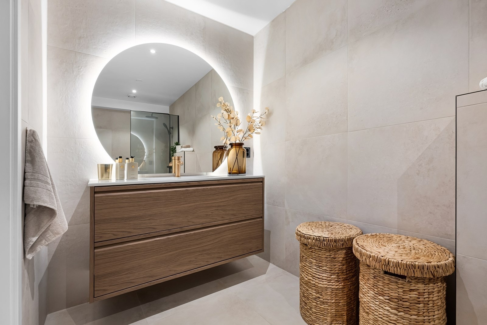 Badet er helfliset og innredet med heldekkende servant med skuffer, veggmontert toalett og dusjhjørne med både tak og hånddusj. Galleribilde