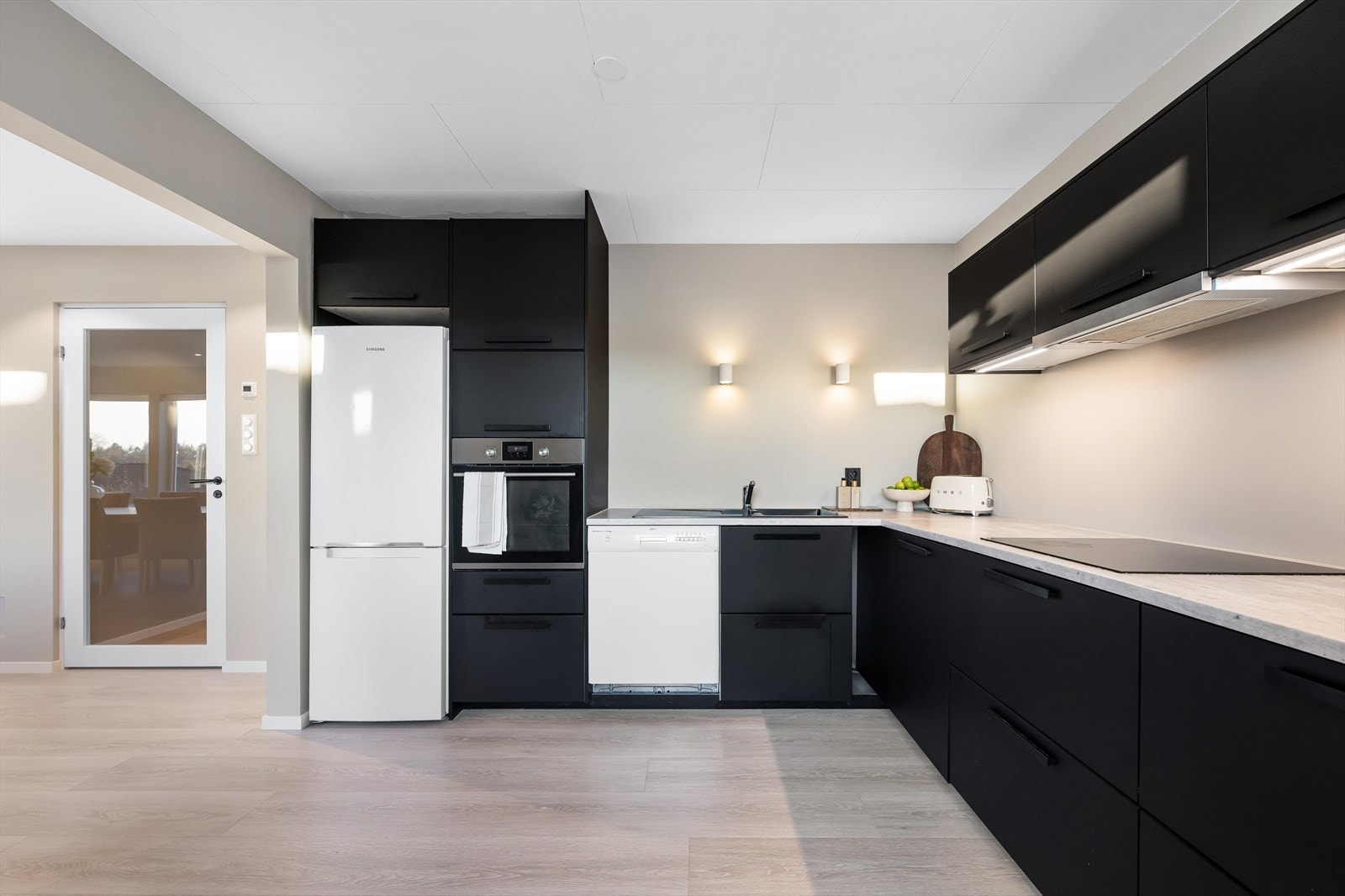 Kjøkkenet har god størrelse og byr på rikelig med skap og benkeplass Galleribilde