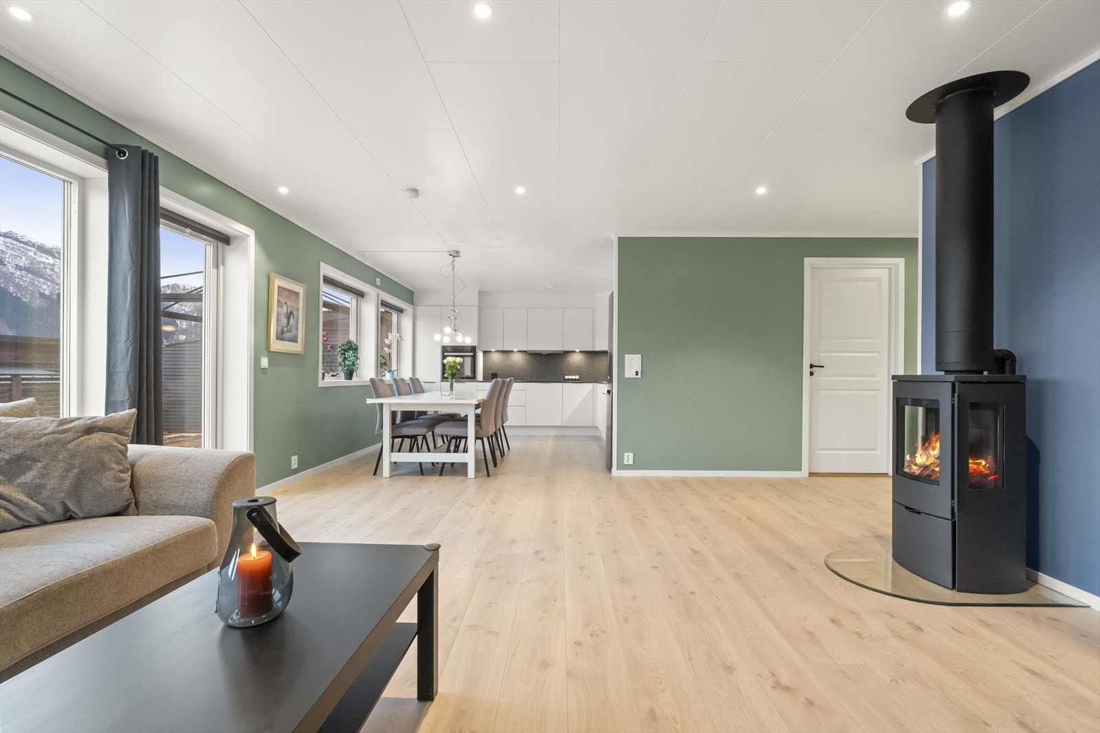 Bustaden har ei praktisk open stove / kjøkken-løysing Galleribilde