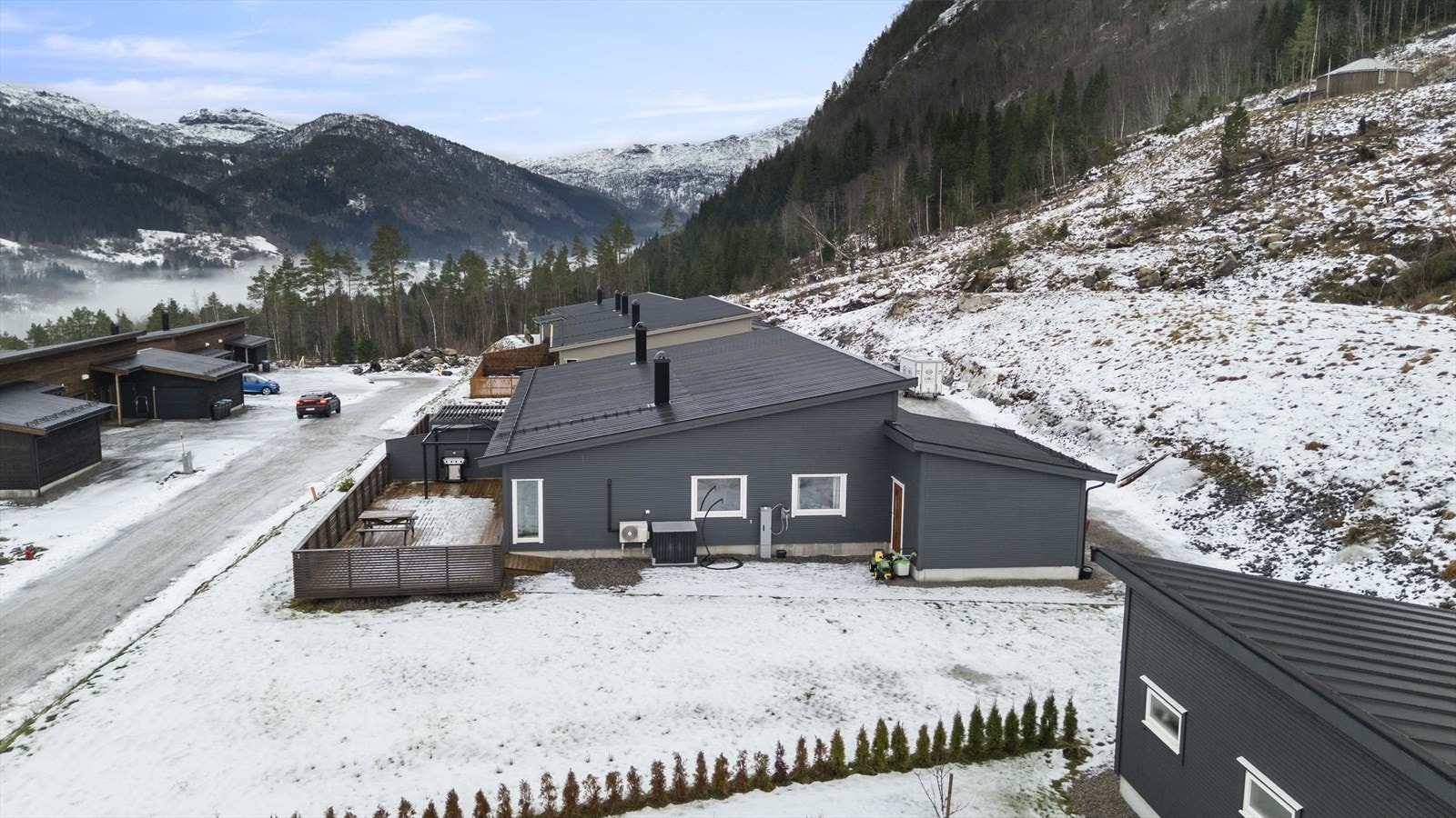 Eigedommen har ein romsleg opparbeida hage som vender mot sør Galleribilde