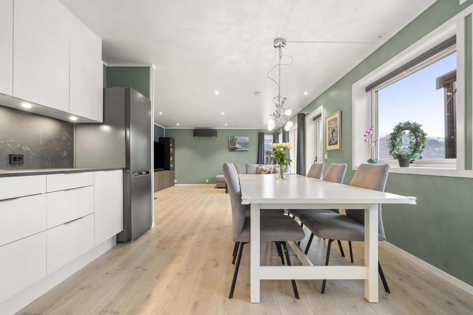 Kjøkken og stove er godt opplyst med downlights i himling og i kjøkken-innredninga Galleribilde