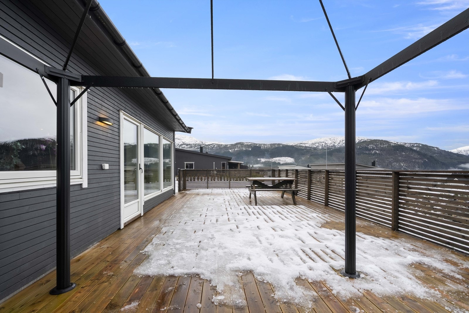 Frå stova/kjøkkenet er det adkomst ut til terrasse på heile 60m2 Galleribilde