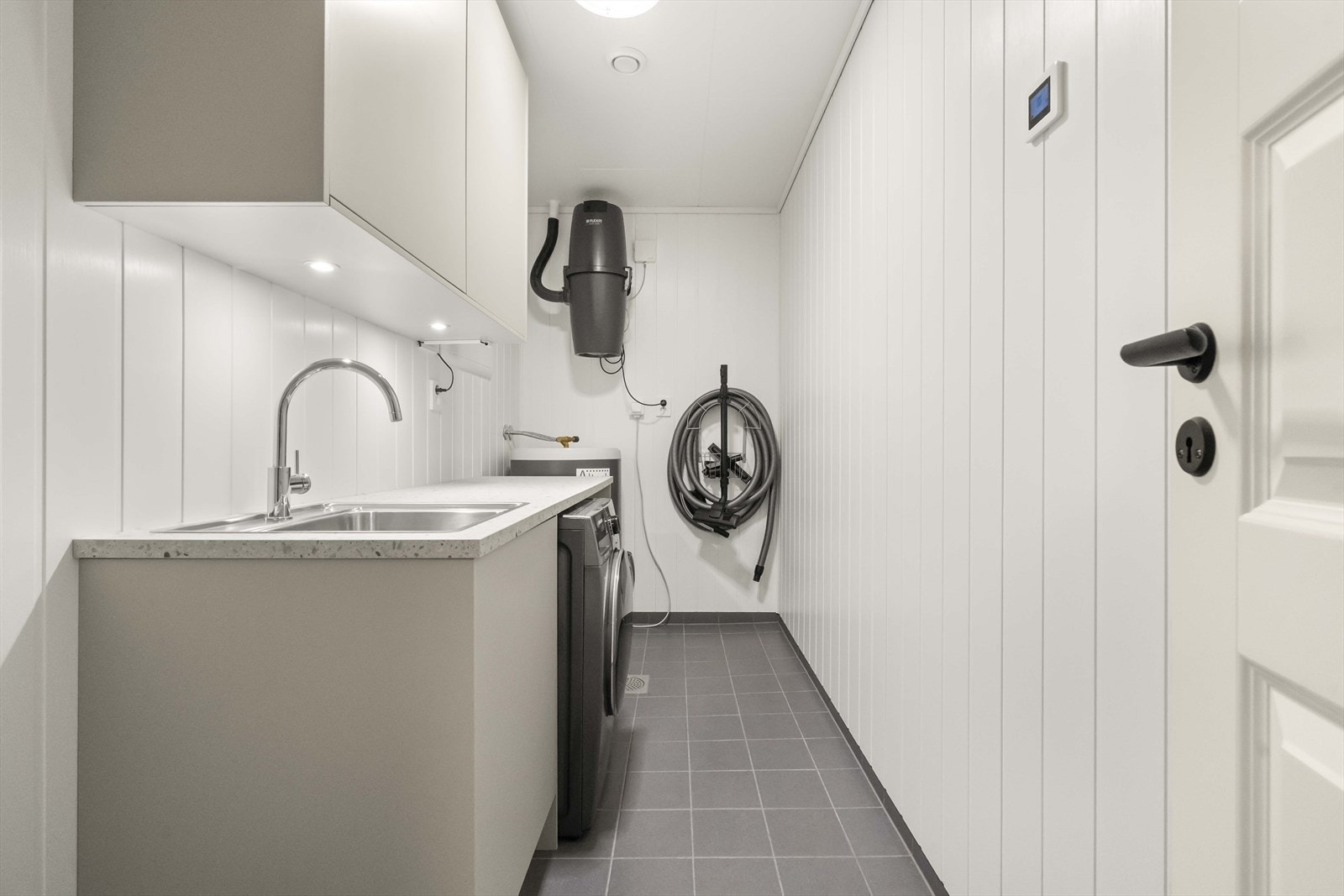 Praktisk vaskerom med skapinnredning og utslagsvask Galleribilde