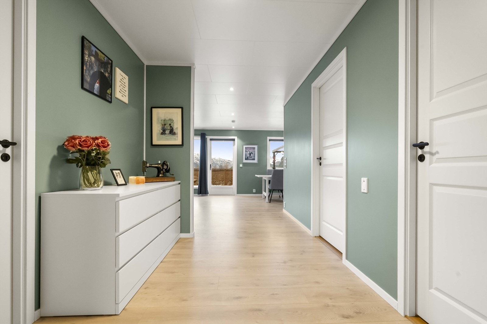 Mellomgang med adkomst til soverom, bad og vaskerom Galleribilde