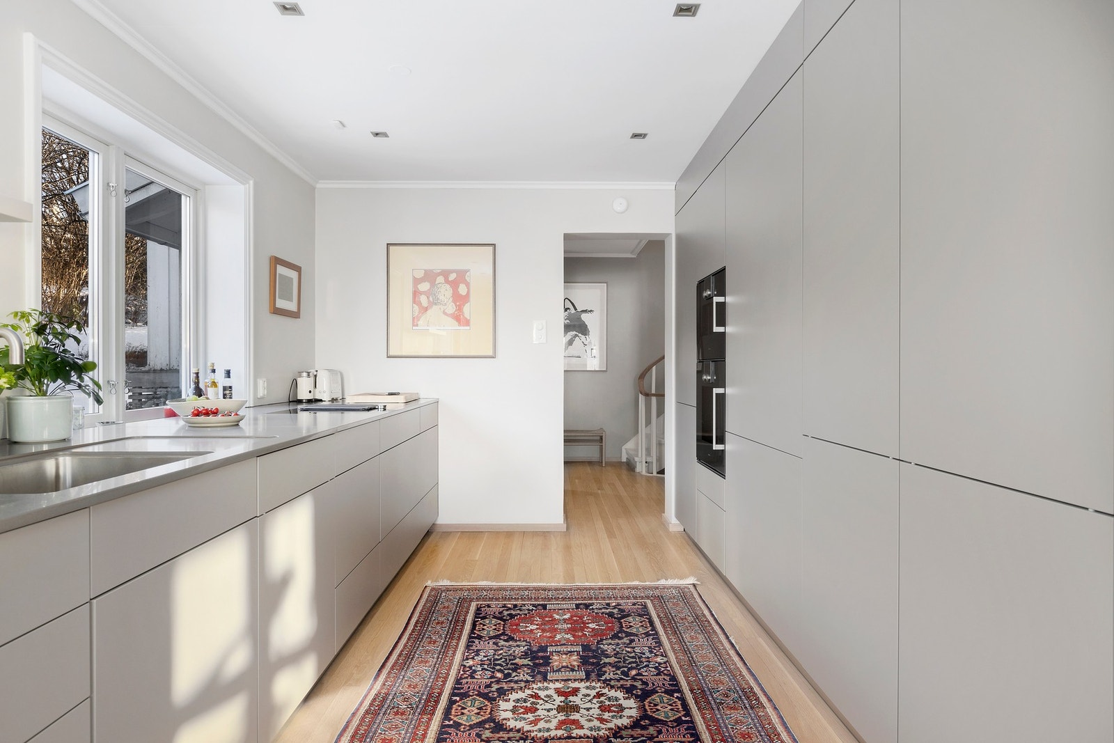 God benkeplass med hyggelig utsyn og mye lys.
Dør mellom kjøkken og hall. Galleribilde