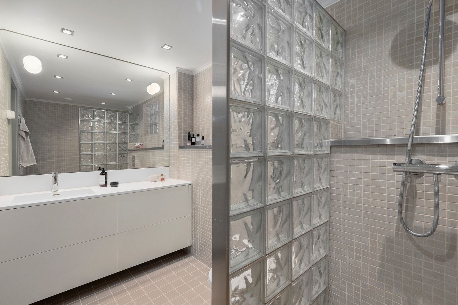 Pent baderom fra 2004. Nye varmekabler og fliser på gulv i 2025. Galleribilde