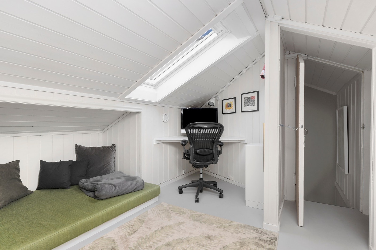 "Loftstue" med arbeidsplass i hjørnet. Rommet er ikke angitt i bygningstegningene. Galleribilde