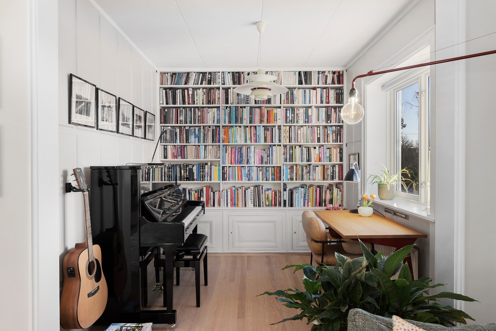 Del av stuen med plassbygget bokhylle. Galleribilde