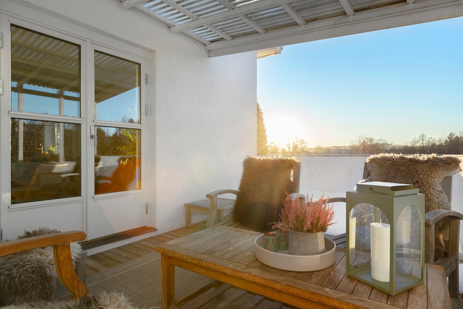 Utgang fra stue til delvis overbygget terrasse på 18 kvm. Herfra er det nydelig utsikt uten innsyn. Galleribilde