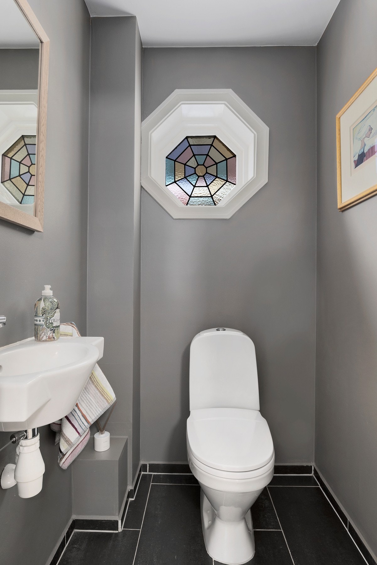 Separat toalettrom i 1. etasje med flislagt gulv med varme. Dette er fra 2004. Galleribilde