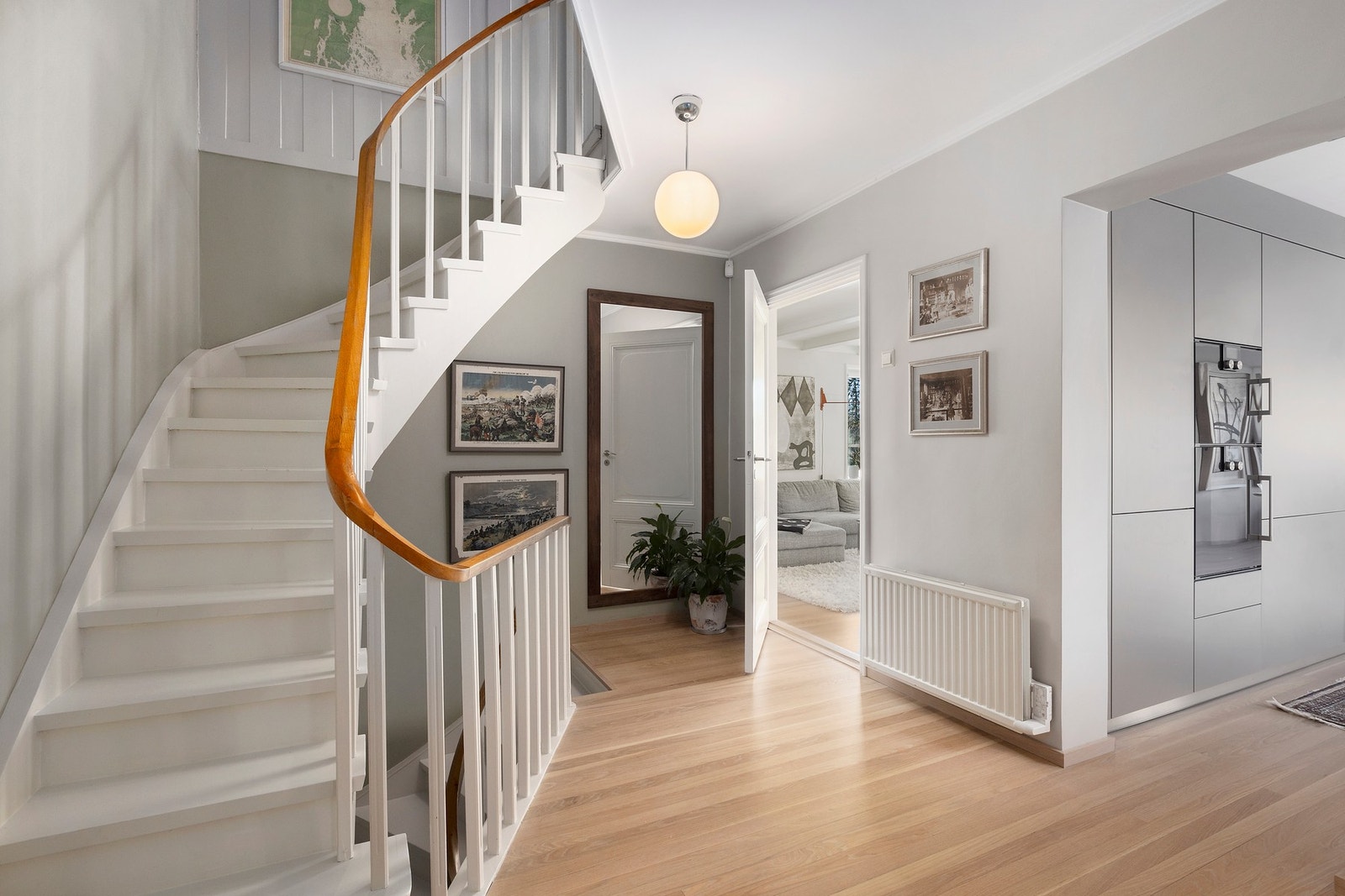 Trapp fra 1. etasje til loftetasje. Galleribilde