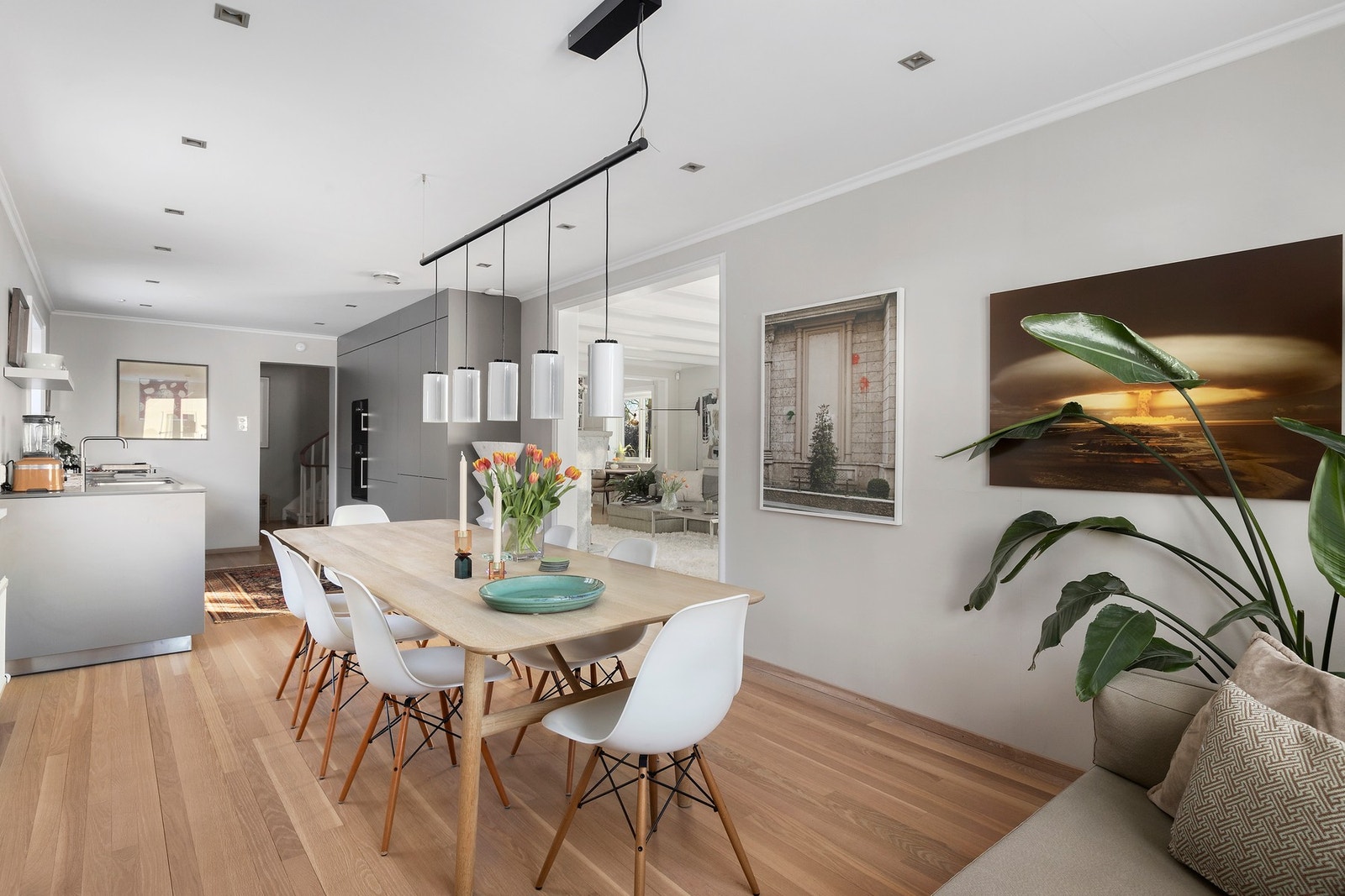 Spisestue i direkte tilknytning til kjøkkenet samt stuen. Galleribilde