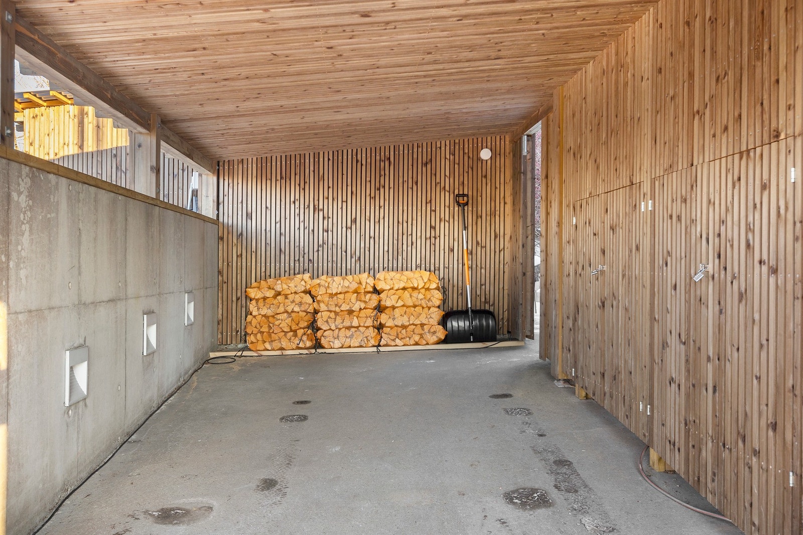 Carport på ca 24 kvm med ladestasjon for el-bil. Carporten stod ny i 2023. Galleribilde