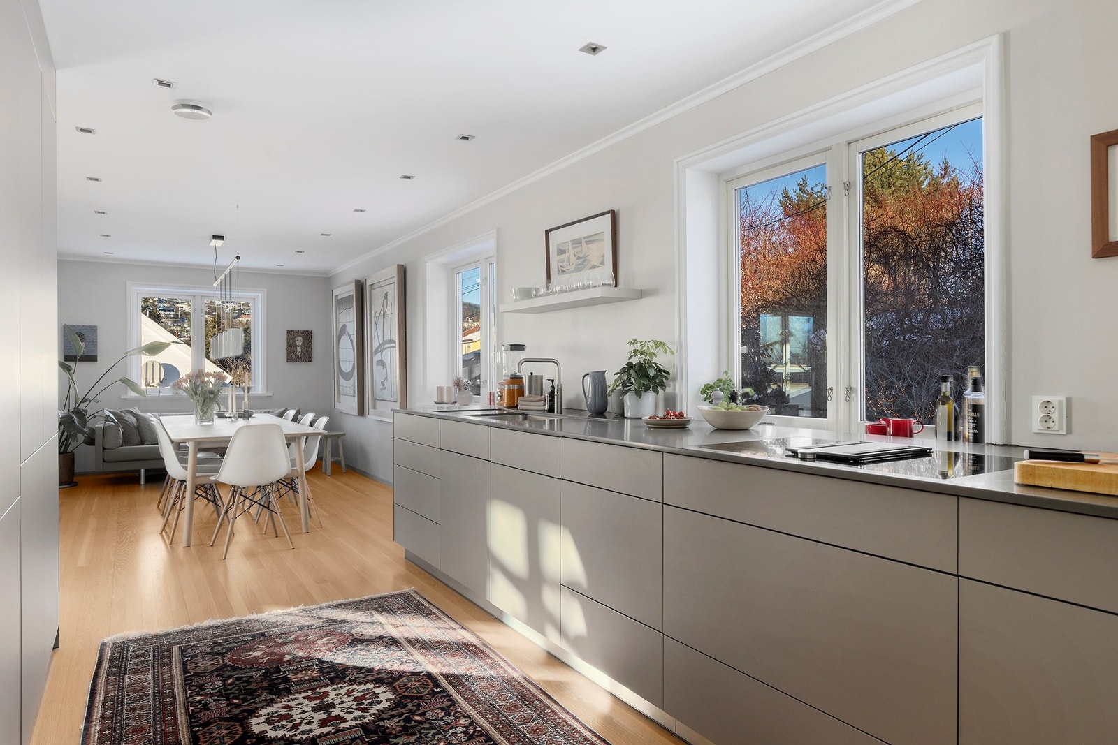 Åpen kjøkkenløsning mot spisestue. Kjøkkeninnredning fra 2019. Galleribilde