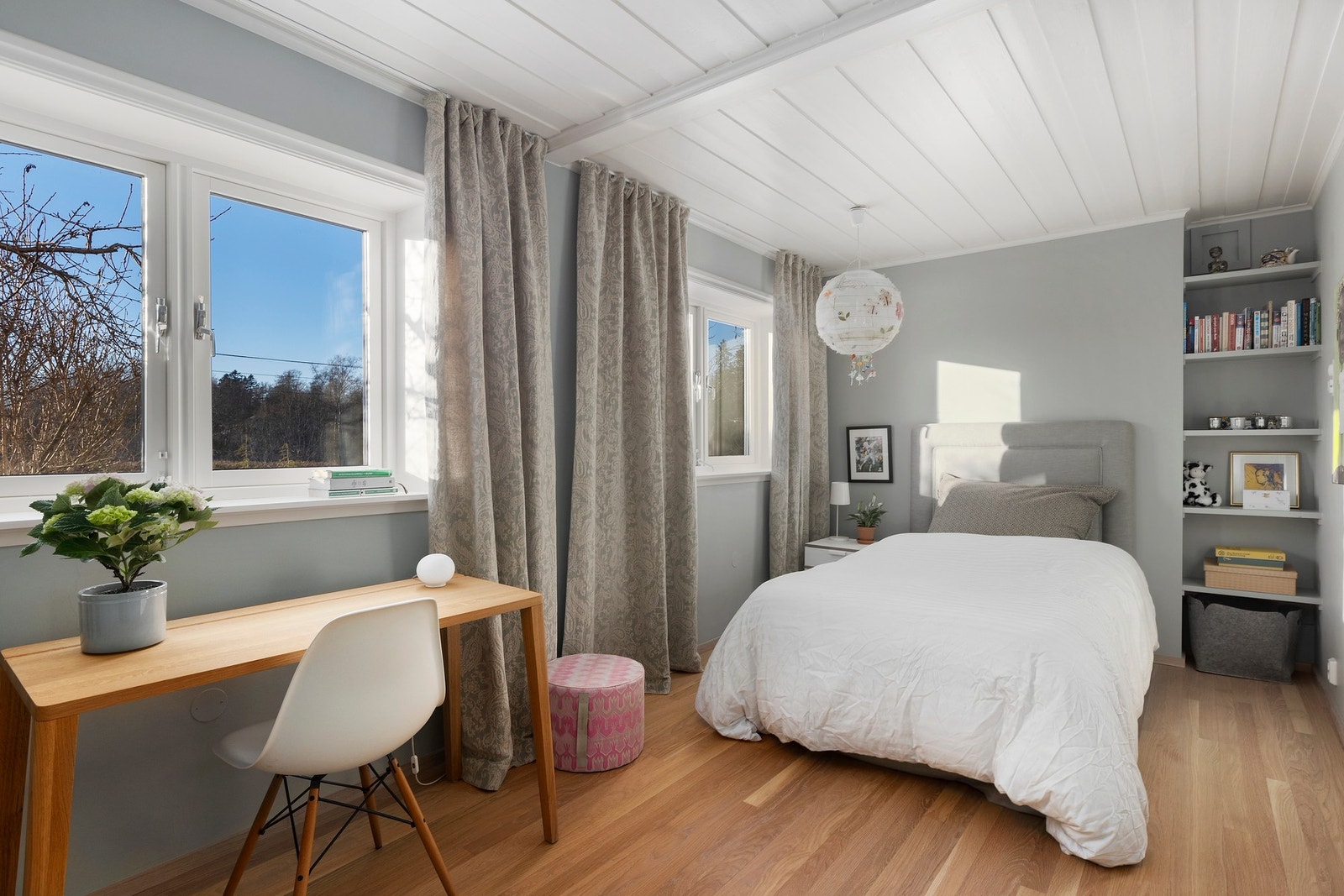 Lyst og luftig soverom 2 i underetasjen. Soverommet kan med enkle grep gjøres om til 2 soverom. I opprinnelige bygningstegninger er rommet delt i 2 soverom. Galleribilde