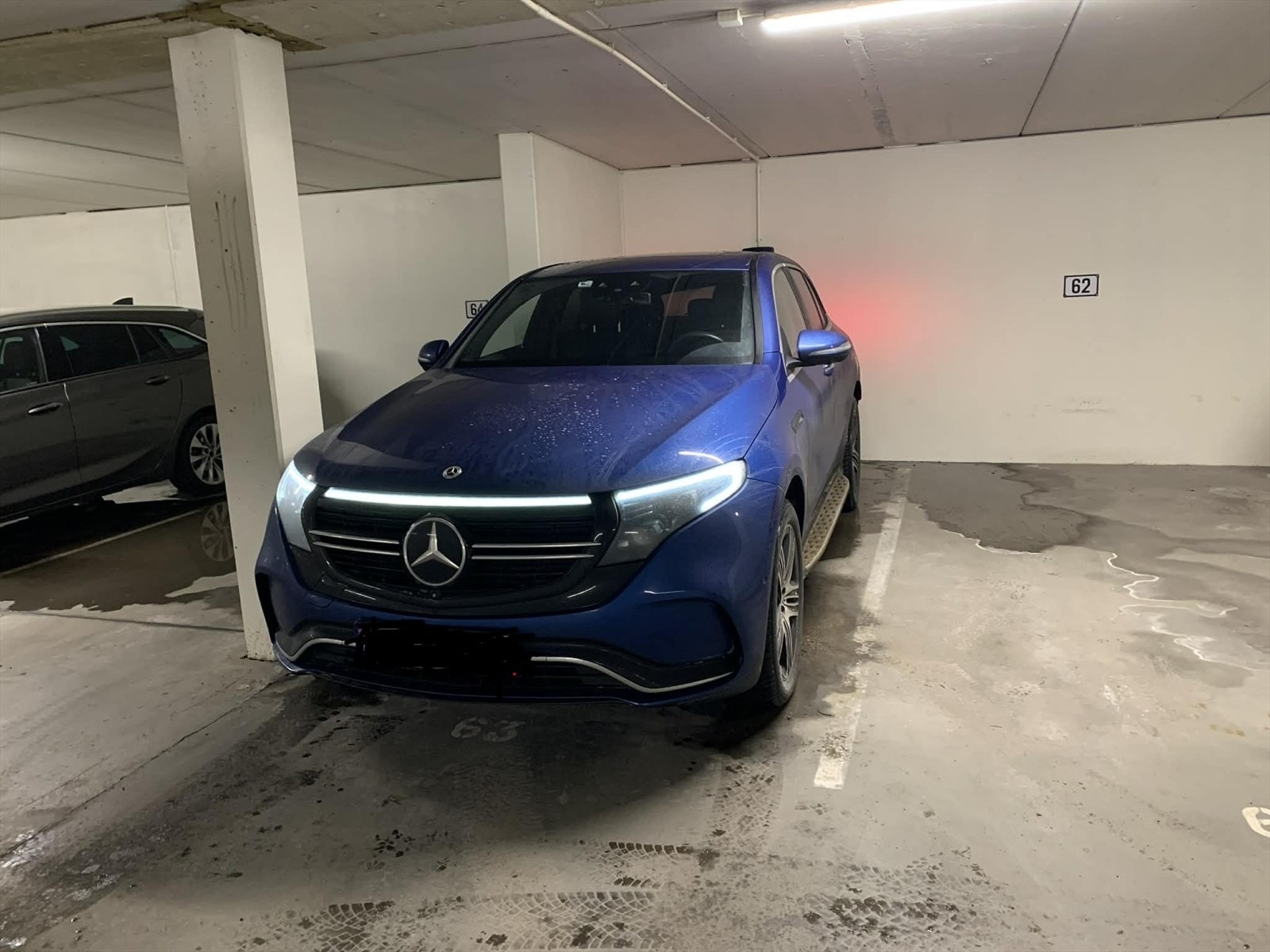 God plass til en stor bil. Galleribilde