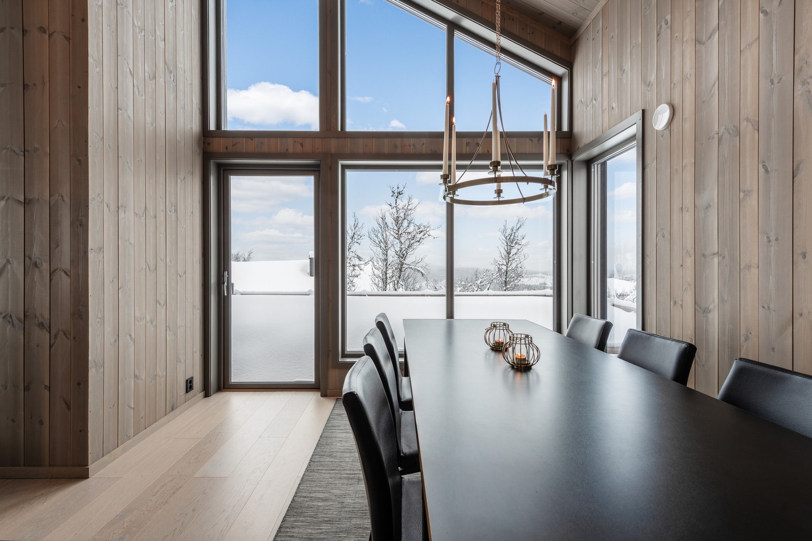 Fra spisestuen er det utgang til uteareal Galleribilde