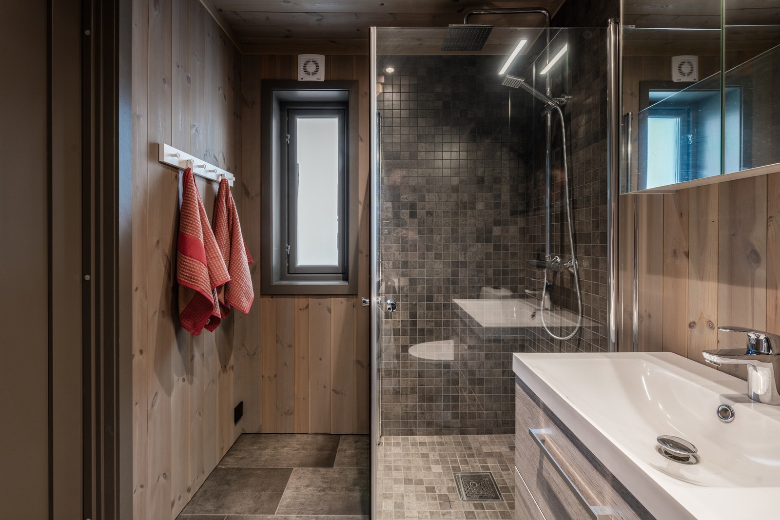 Badet har varme i gulv Galleribilde