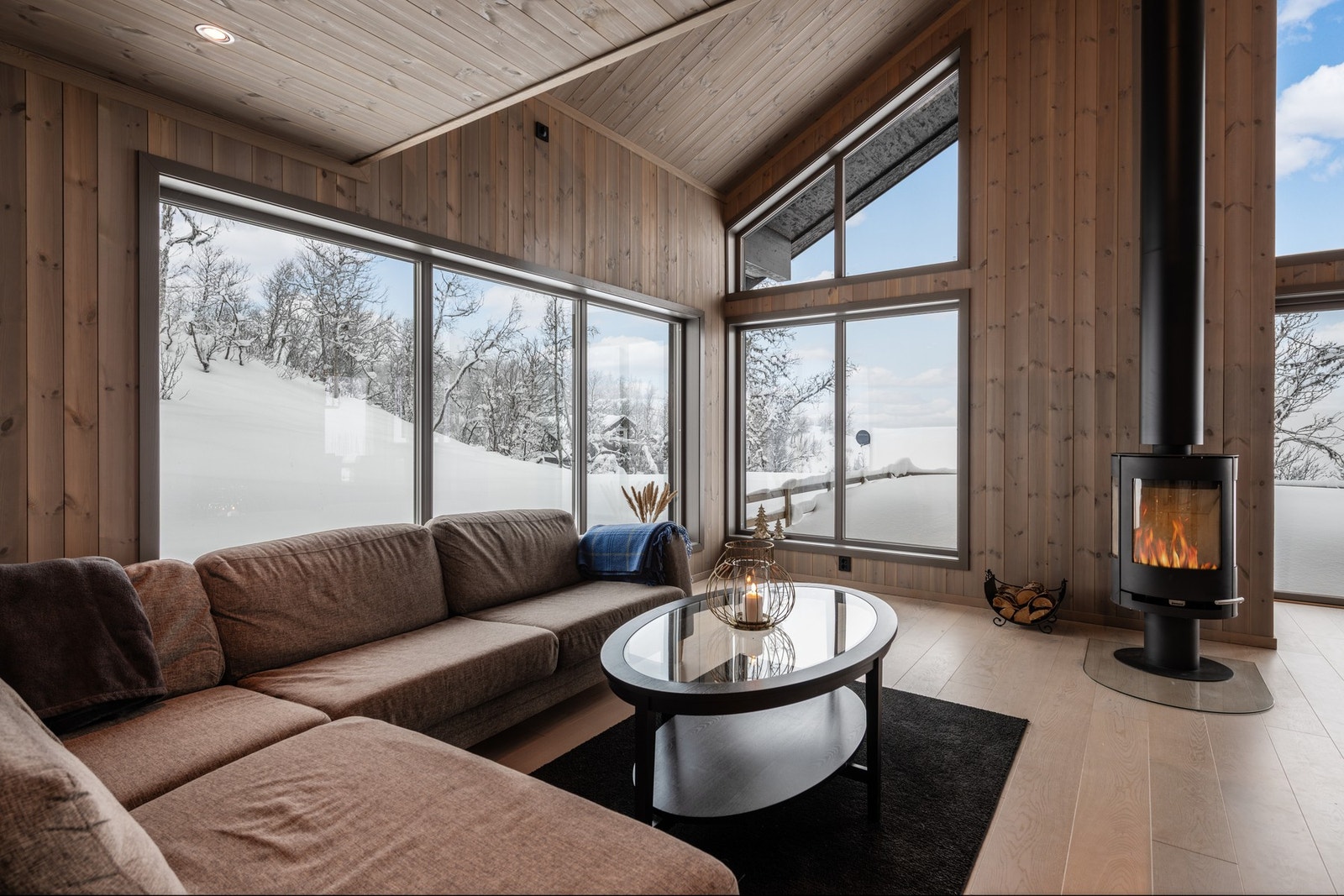 Fyr opp i peisen og synk ned i sofaen etter en lang dag ute på eventyr Galleribilde