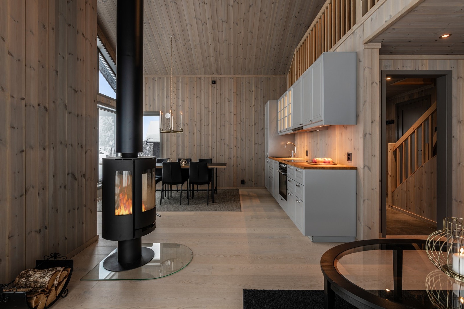 Åpen løsning inn mot kjøkken og spisestue Galleribilde