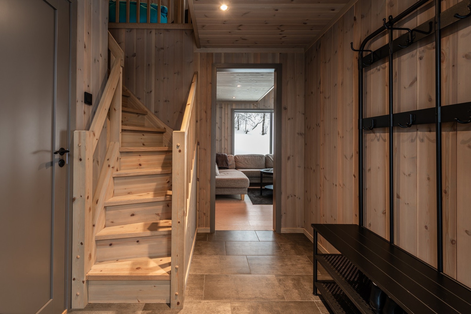 Opp trappen kommer man til hyttens hems Galleribilde
