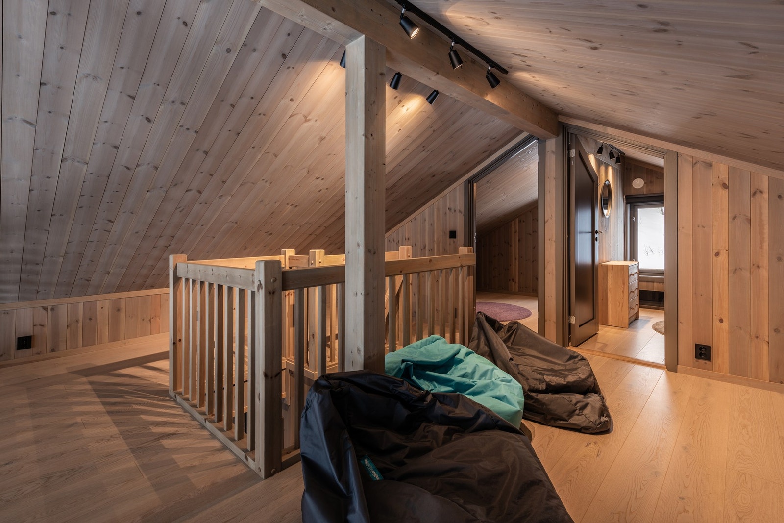 Lyst og åpent med den gode hyttefølelsen Galleribilde