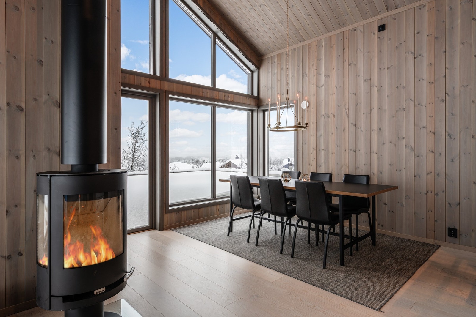 De store vinduene slipper inn masse naturlig lys Galleribilde