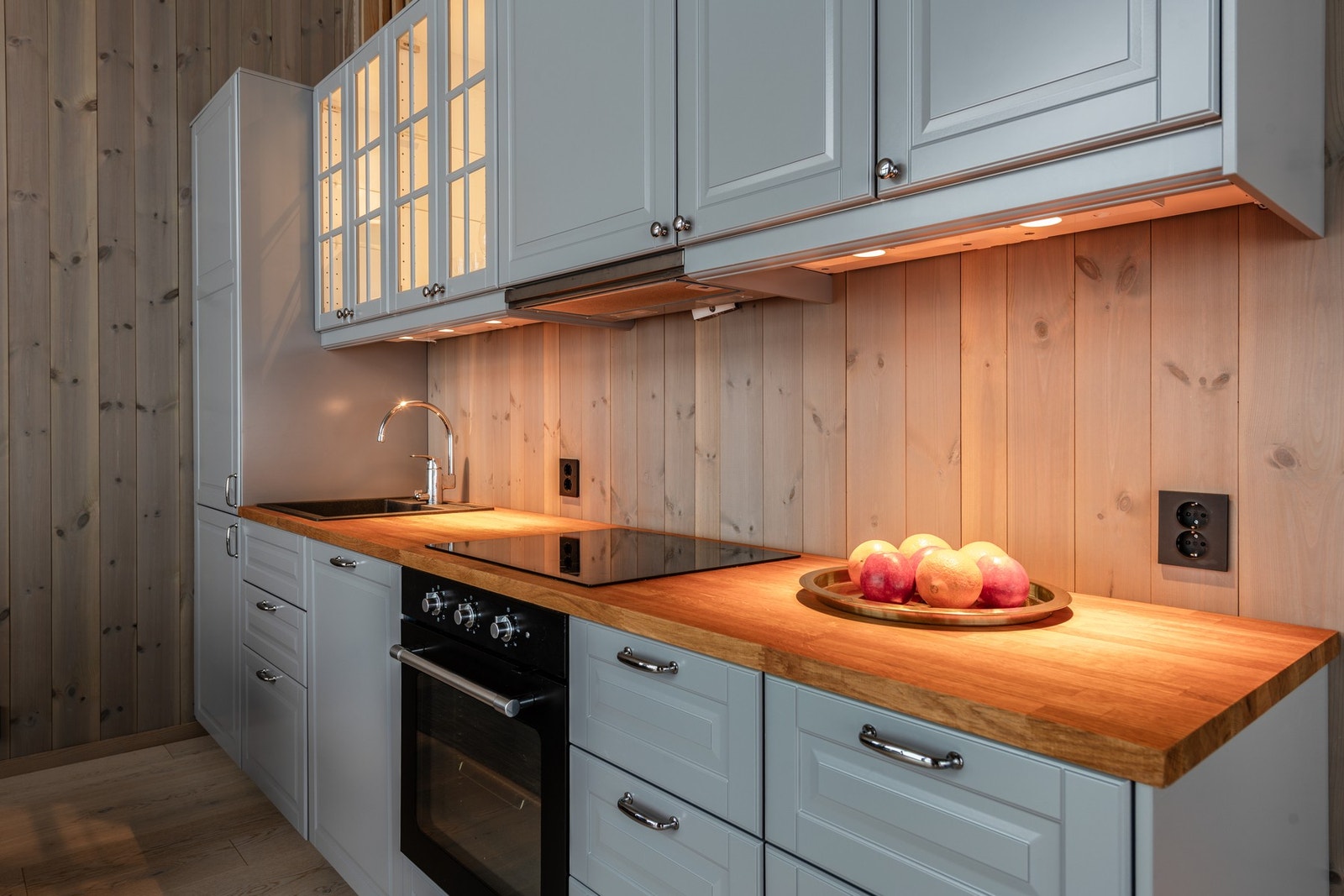 Kjøkkenet har integrert oppvaskmaskin, stekeovn, koketopp og kjøl/frys Galleribilde