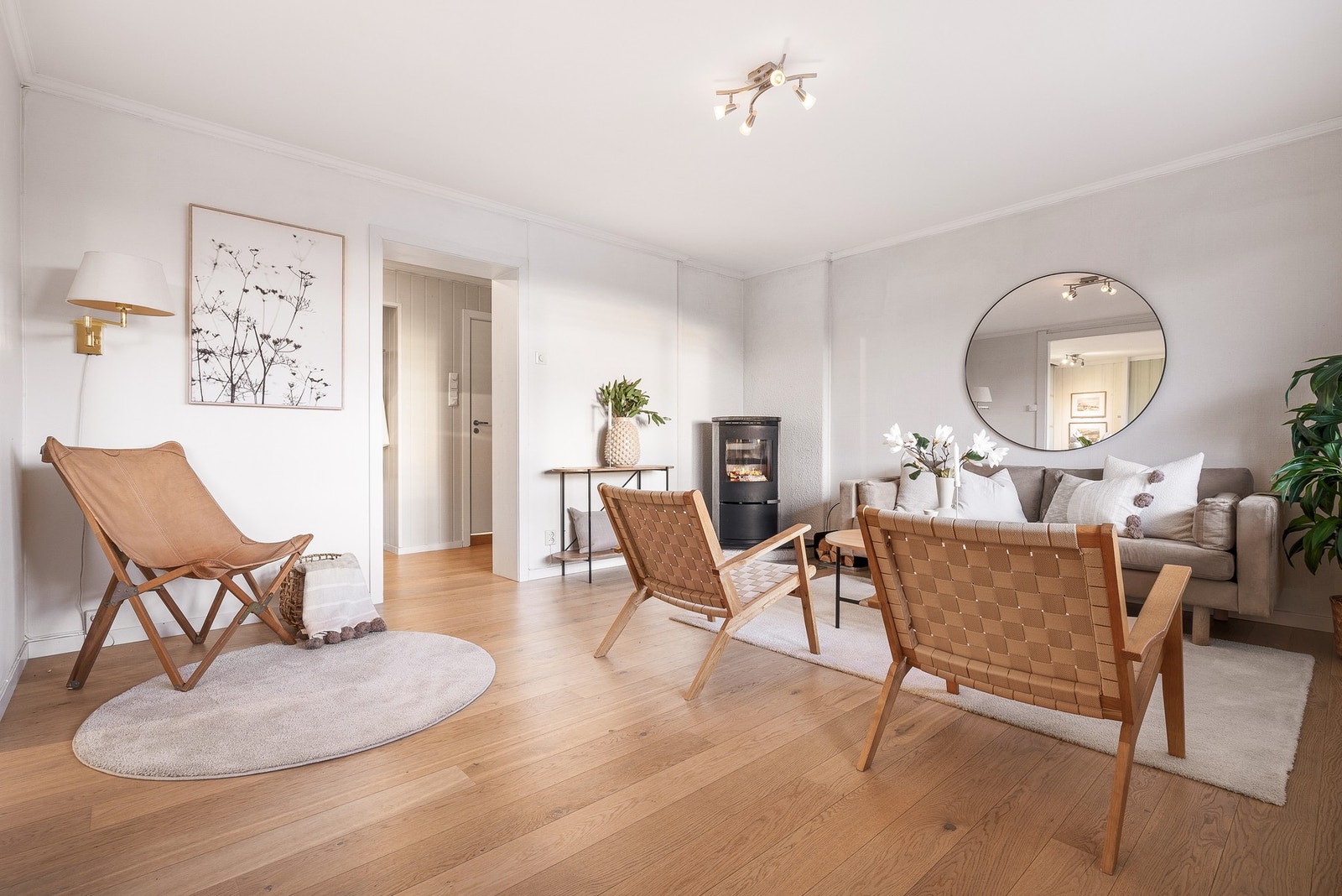 - Boligens hovedetasje har en stor og luftig stue/spisestue som er enkel å møblere med både sofagruppe og spisebord - Galleribilde